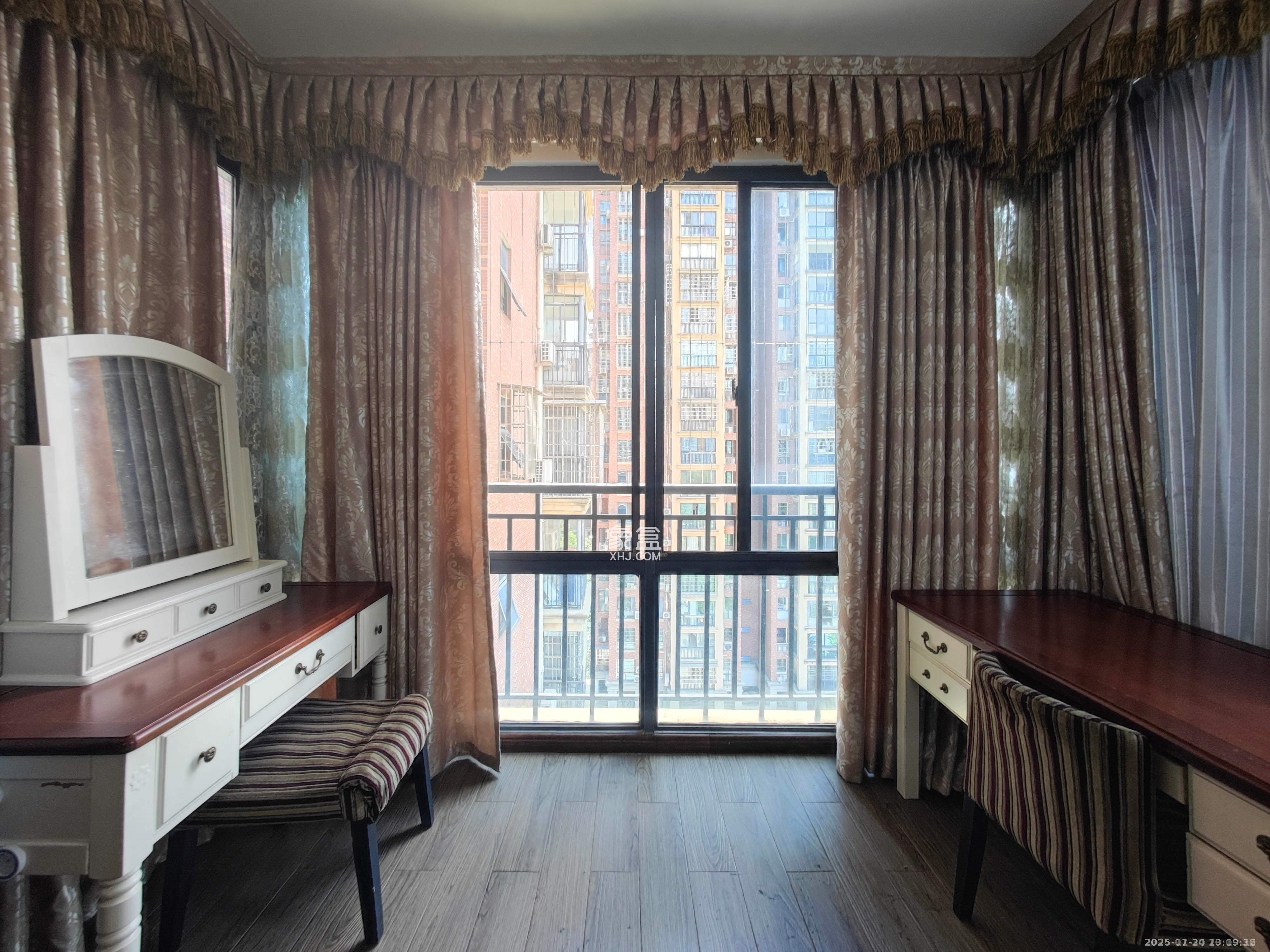 水岸天际（一期、二期）  4室2厅2卫    2800.0元/月室内图