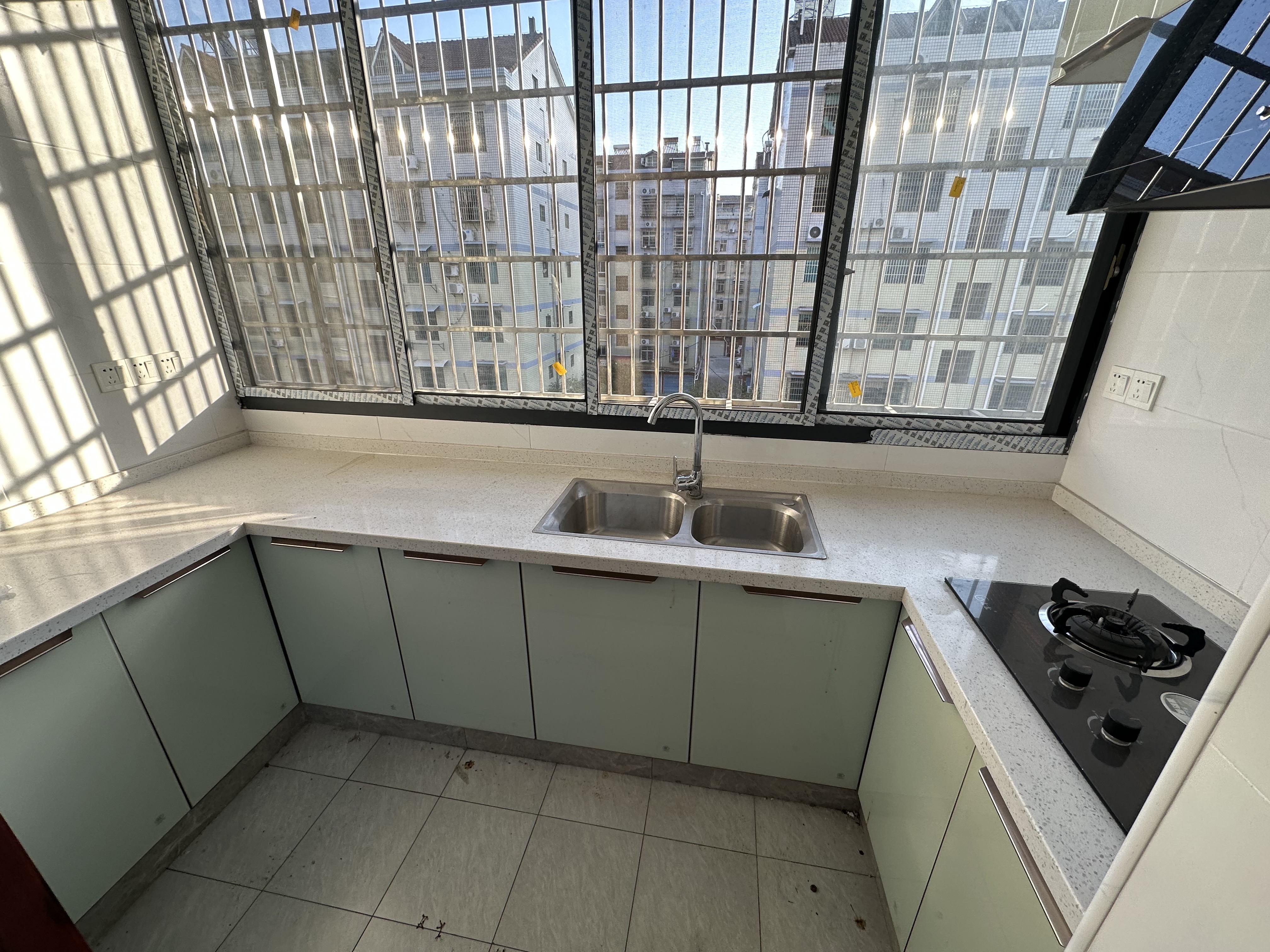 宏泰阳光家园  3室2厅2卫    37.8万客厅