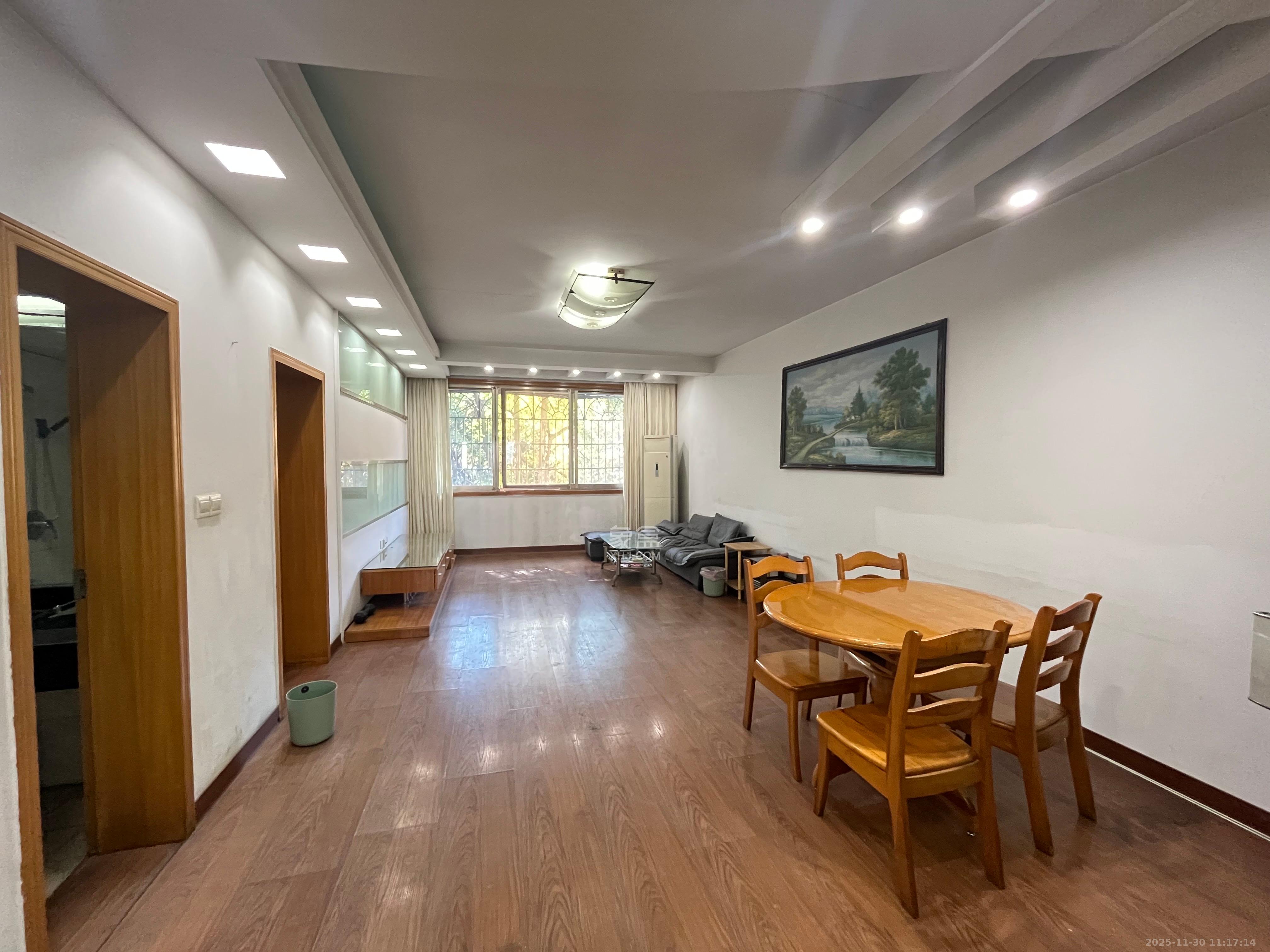 桂花路华天宿舍  3室2厅2卫    2000.0元/月