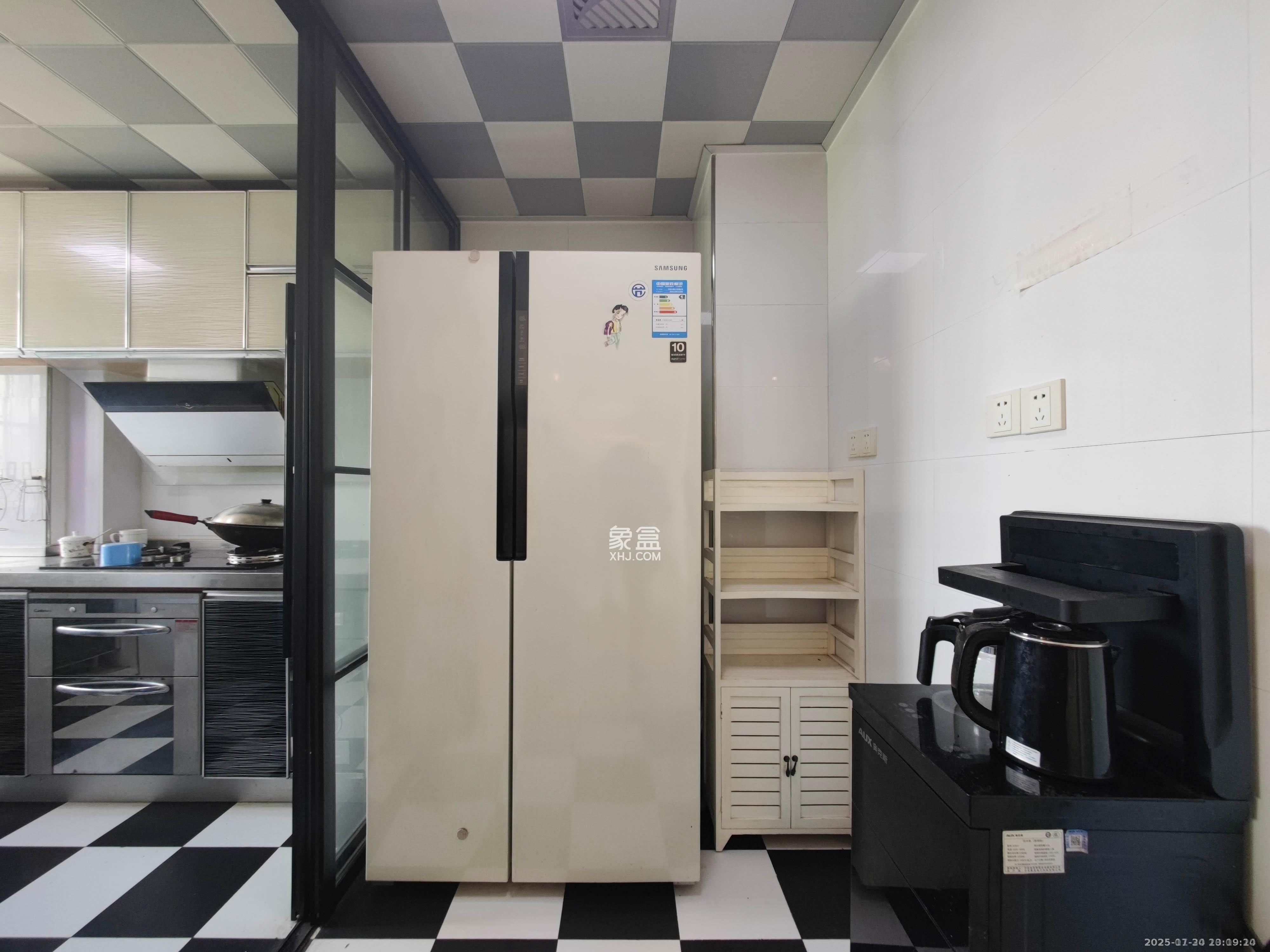 水岸天际（一期、二期）  4室2厅2卫    2800.0元/月室内图