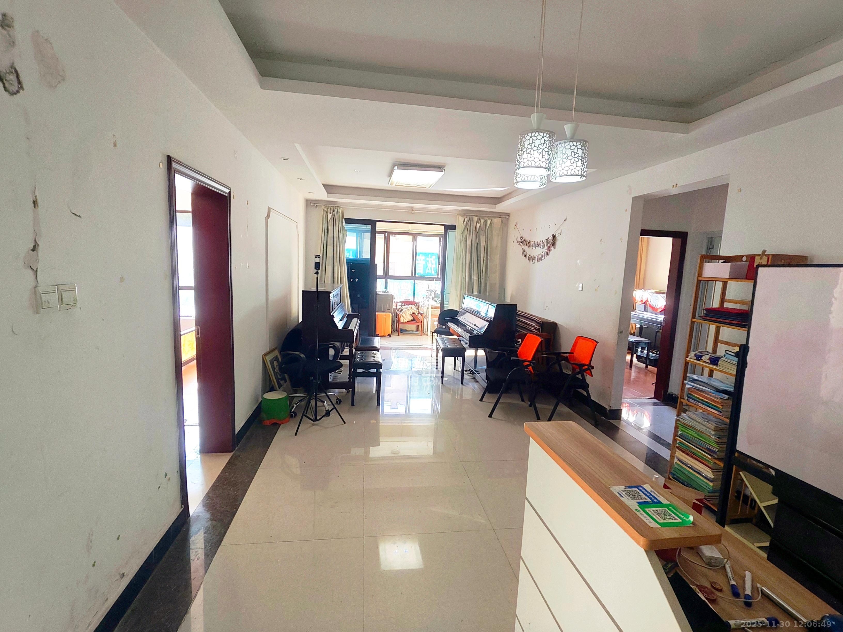 振业城一期  3室2厅2卫    2500.0元/月