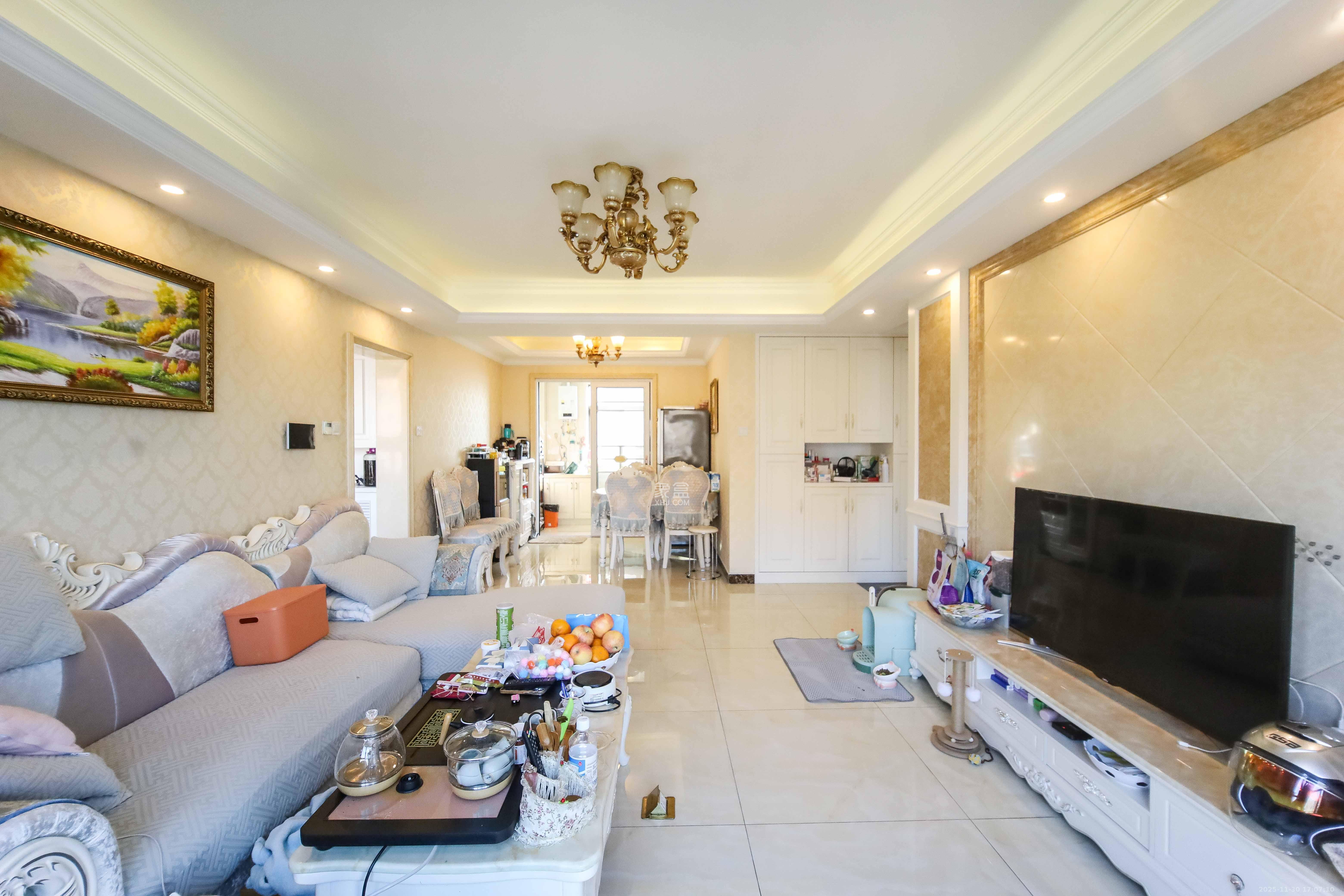 万象凯旋湾  3室2厅2卫    136.0万客厅