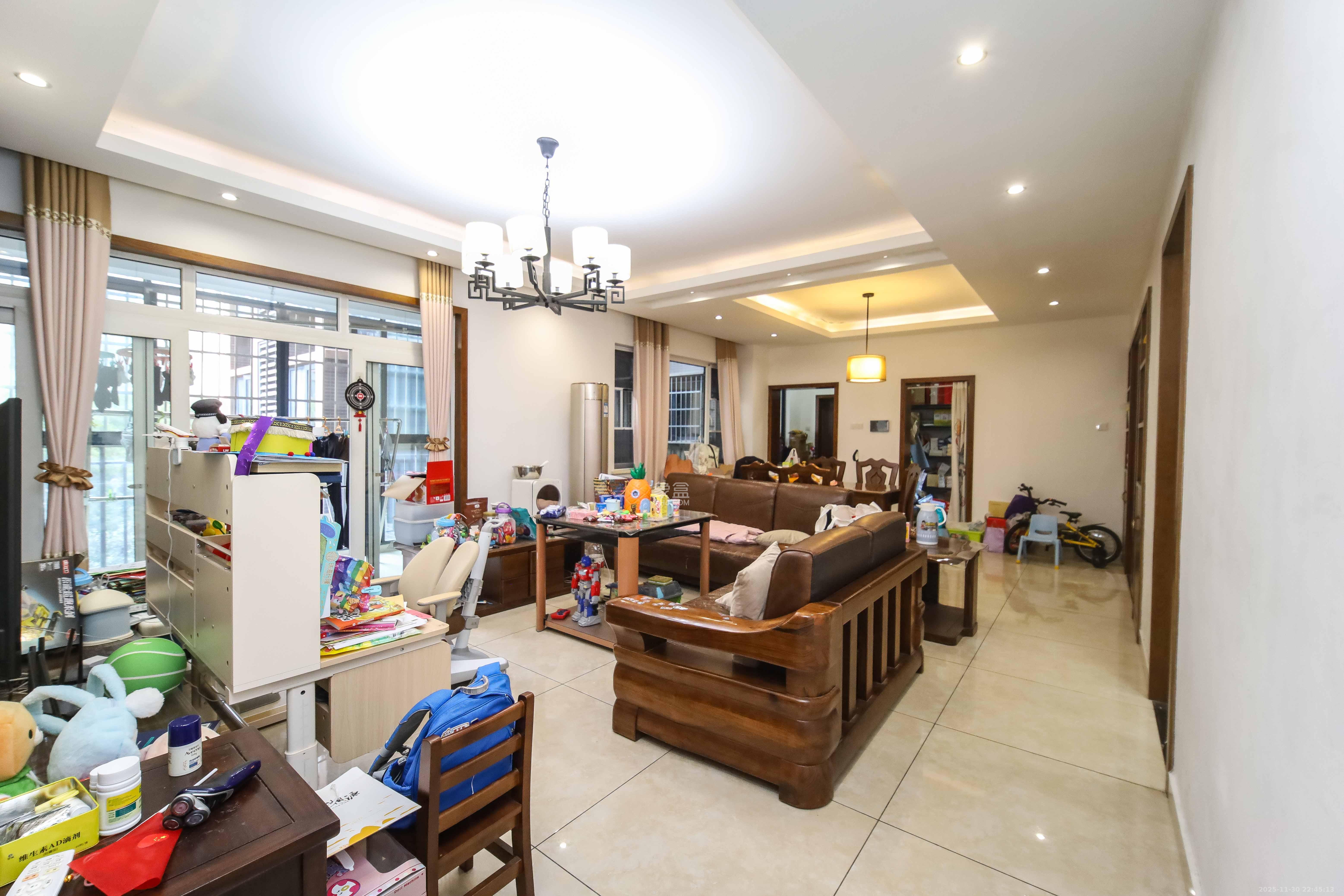 泊爱蓝湾 4室2厅2卫 150.0万 泊爱蓝湾 4室2厅2卫 150.0万客厅