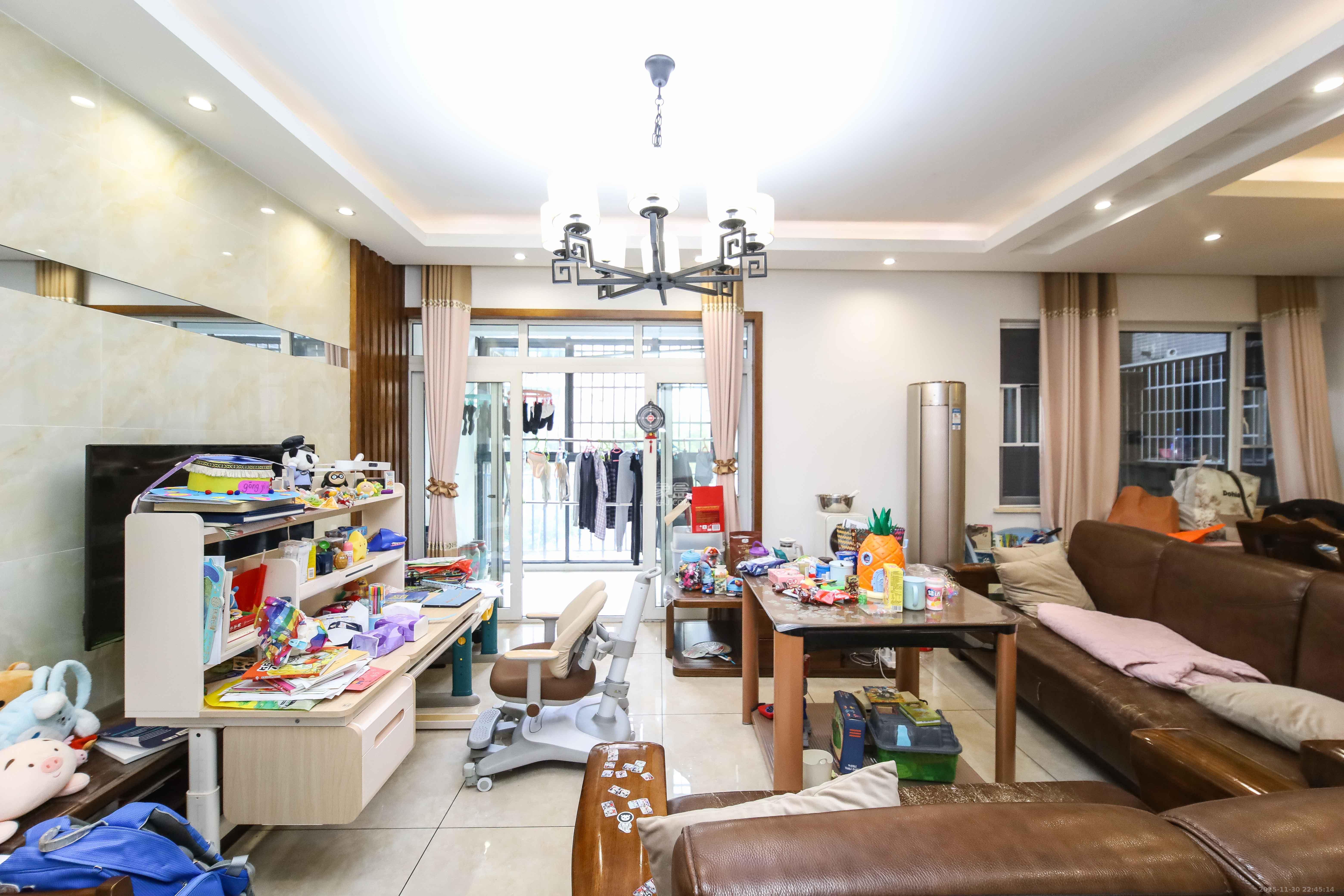 泊爱蓝湾 4室2厅2卫 150.0万 泊爱蓝湾 4室2厅2卫 150.0万客厅