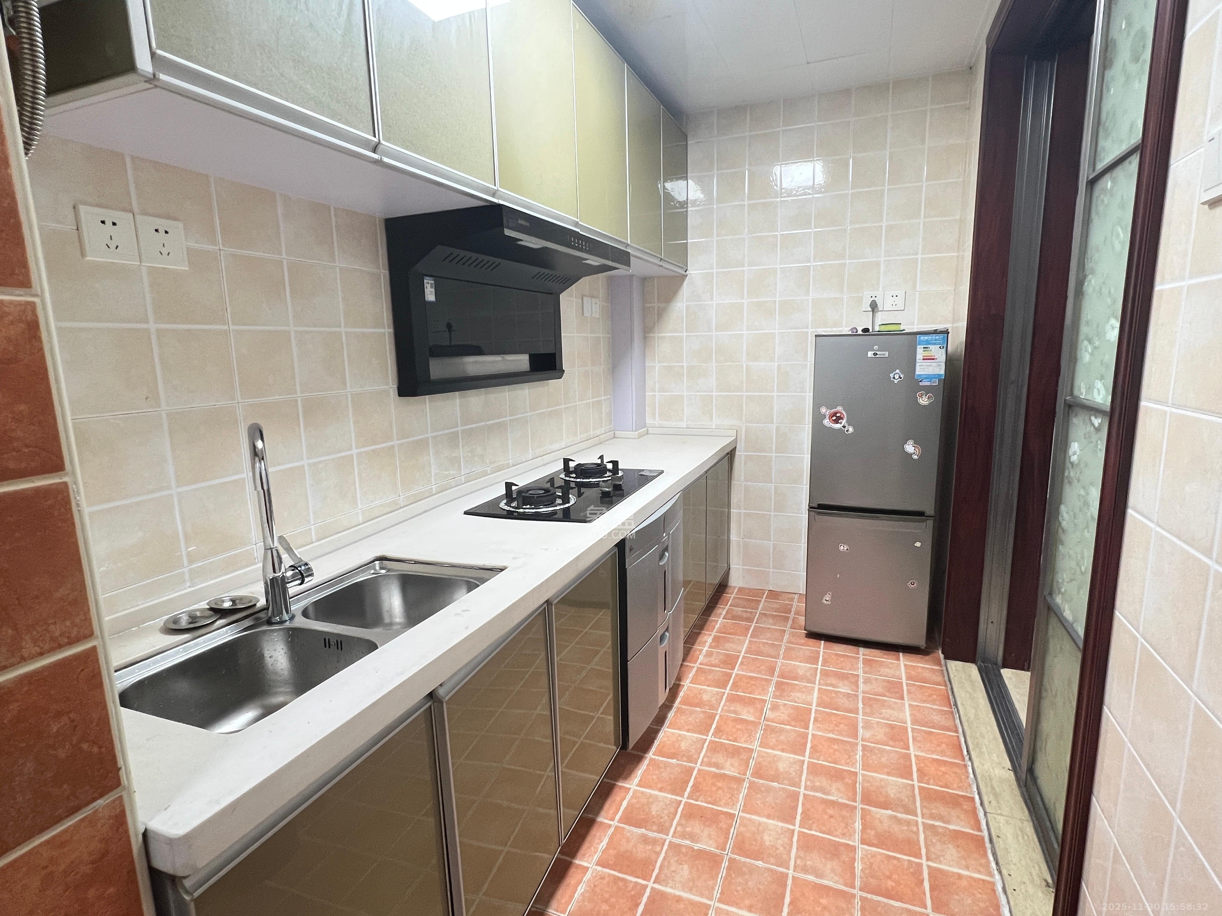 华润凤凰城三期  3室2厅2卫    2000.0元/月室内图