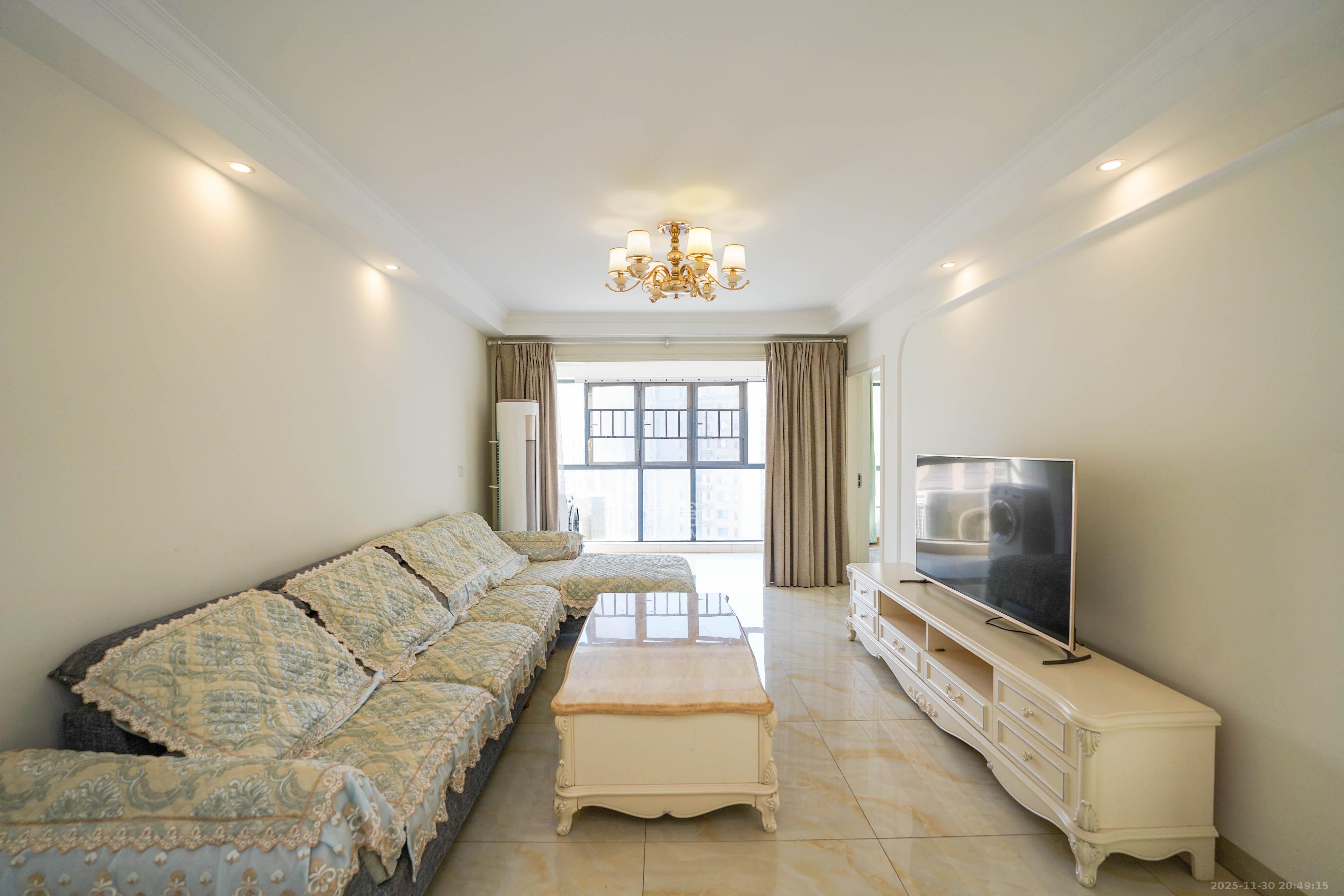 卢浮原著  3室2厅1卫    72.8万客厅