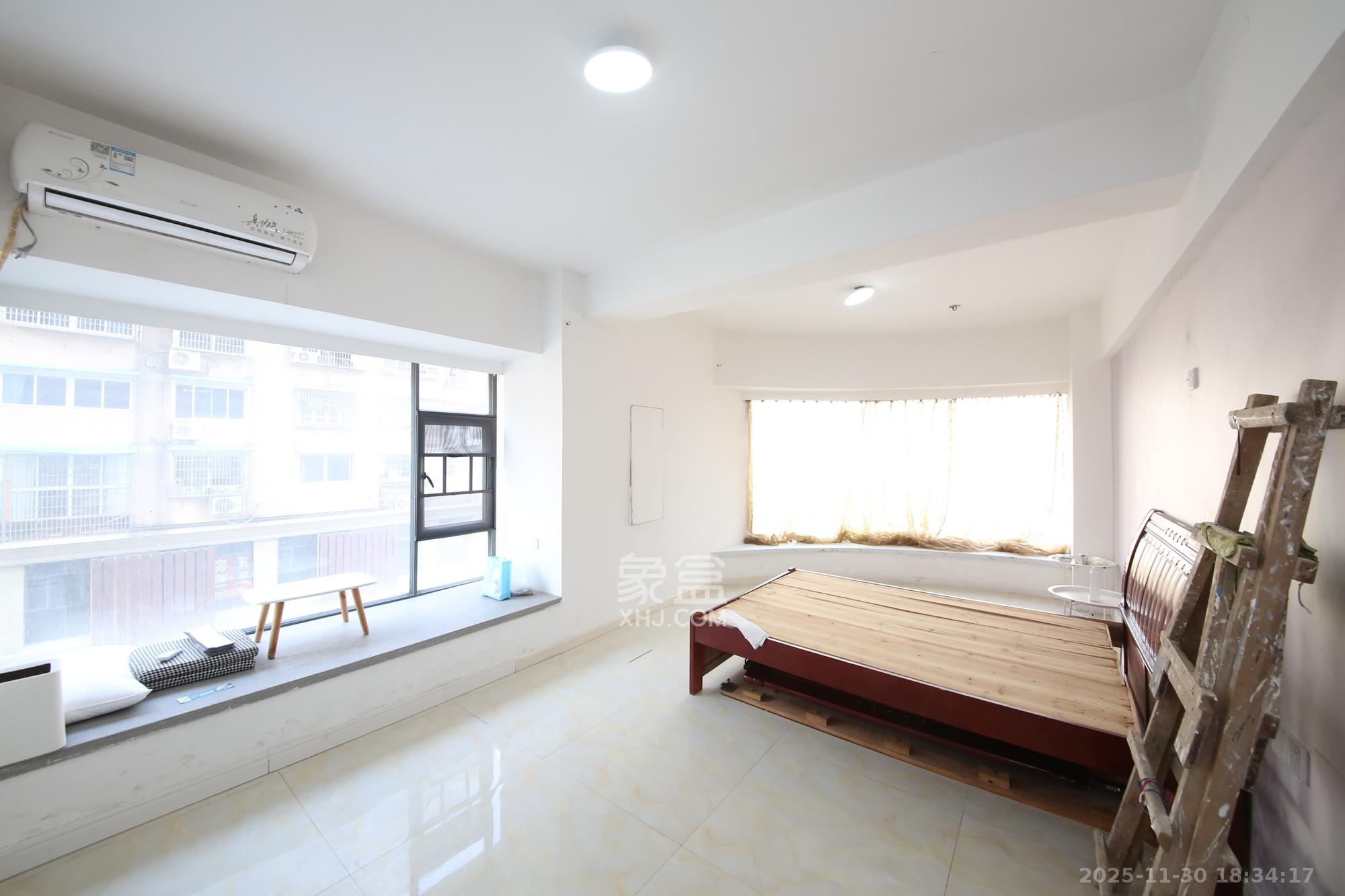 壹号公馆  2室1厅1卫    65.0万客厅