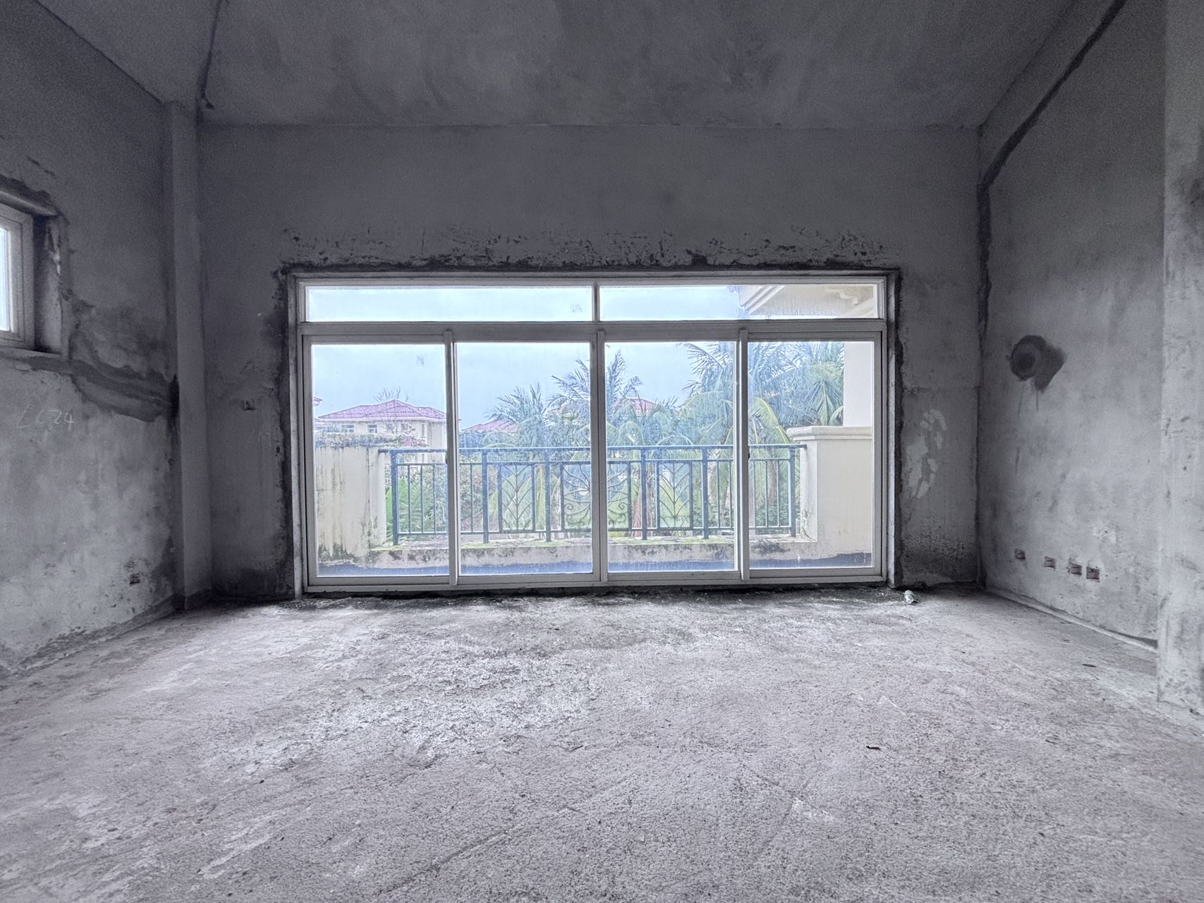 蔚蓝海岸  8室3厅3卫    1060.0万