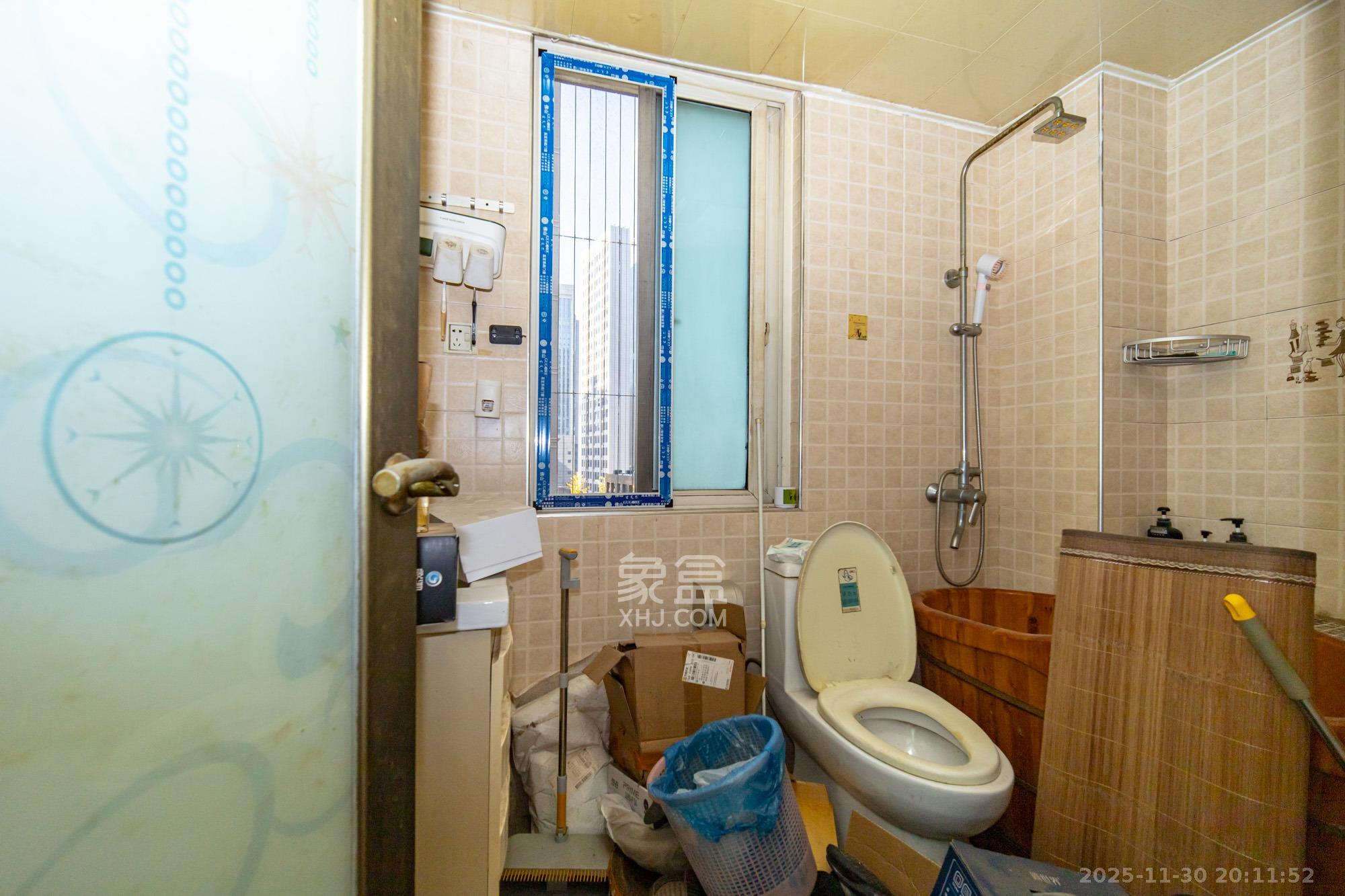 紫晶城  4室2厅2卫    63.0万卫生间