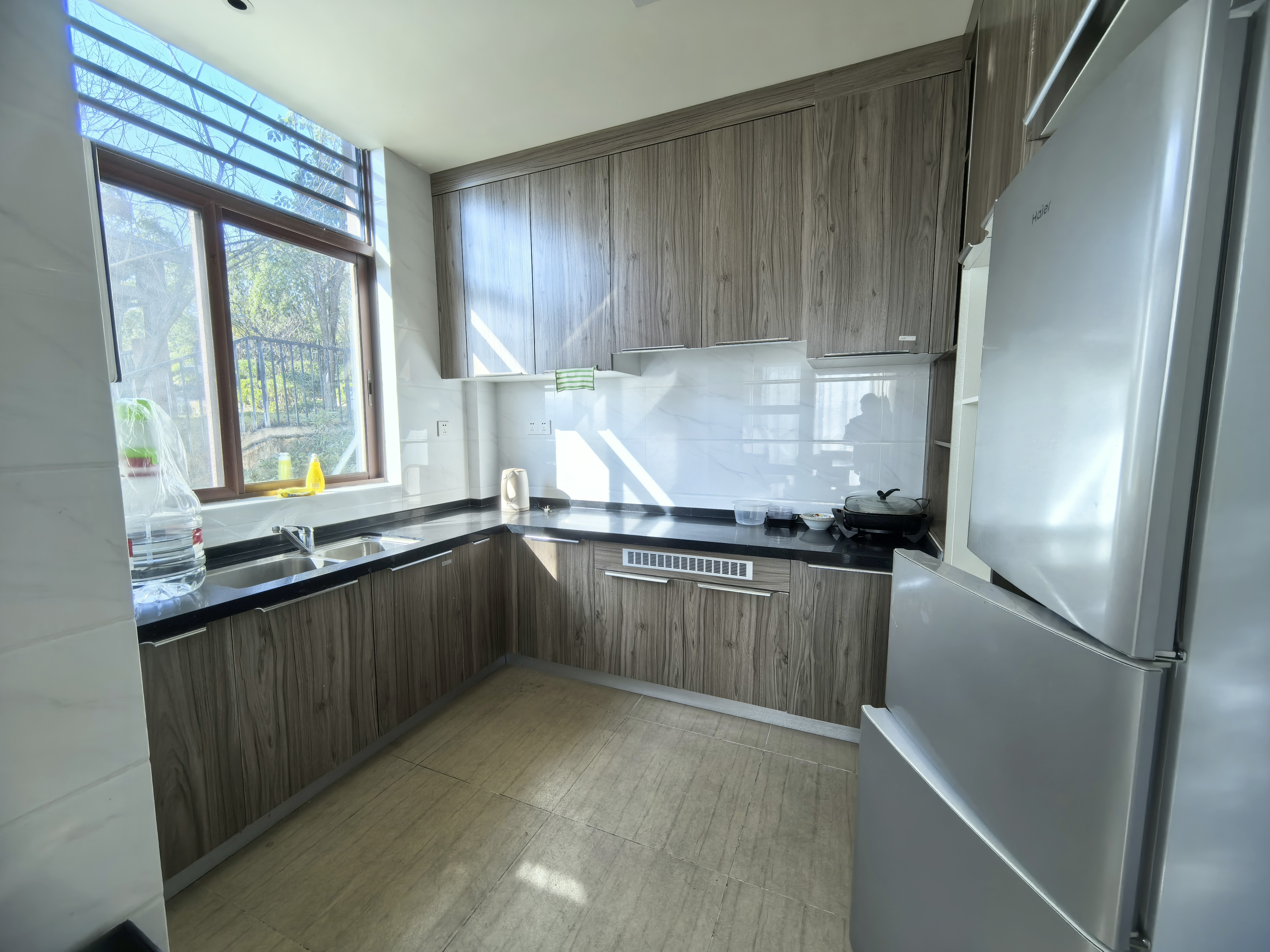 碧桂园 6室3厅4卫 180.0万 碧桂园 6室3厅4卫 180.0万客厅