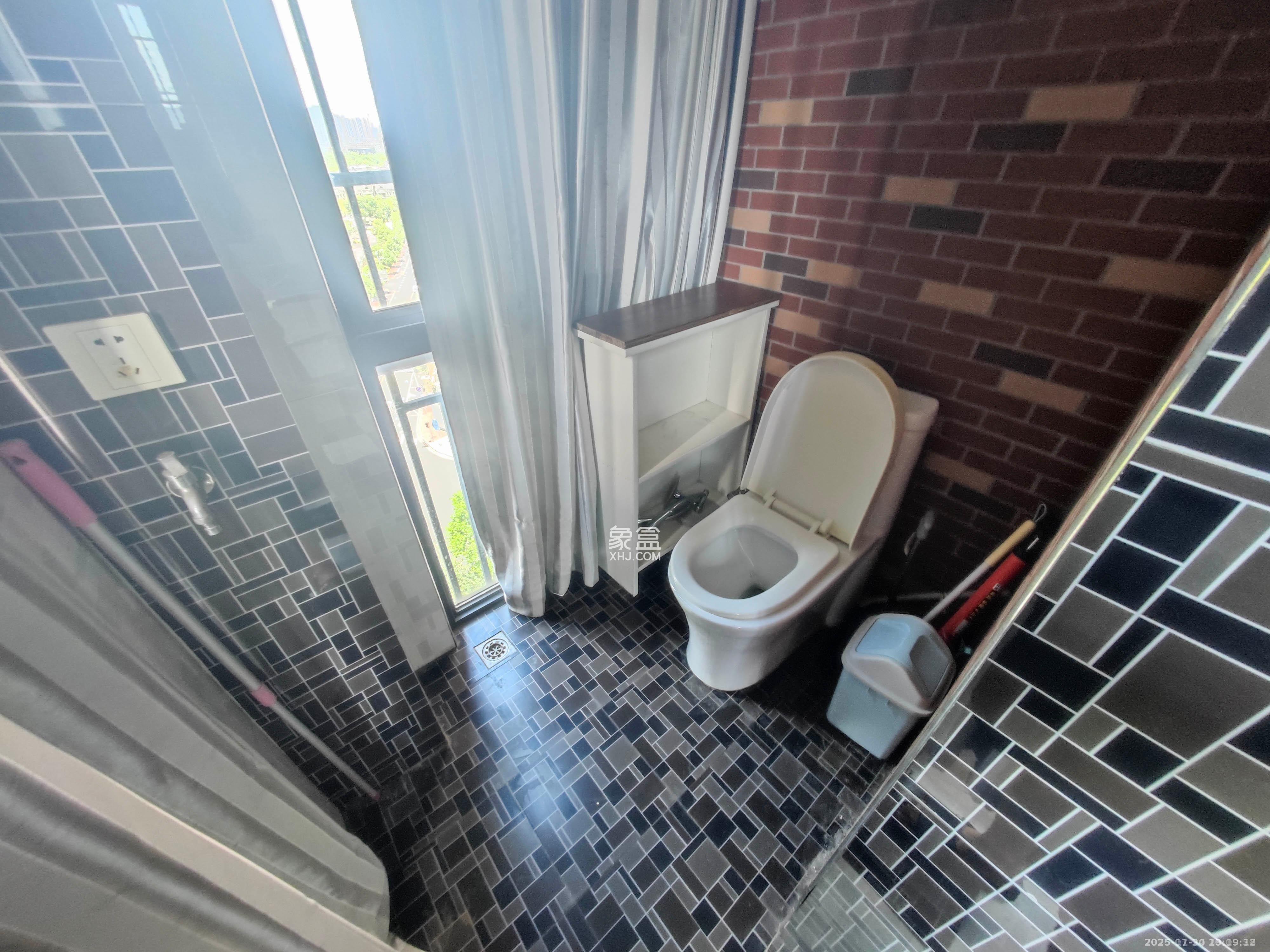 水岸天际（一期、二期）  4室2厅2卫    2800.0元/月室内图