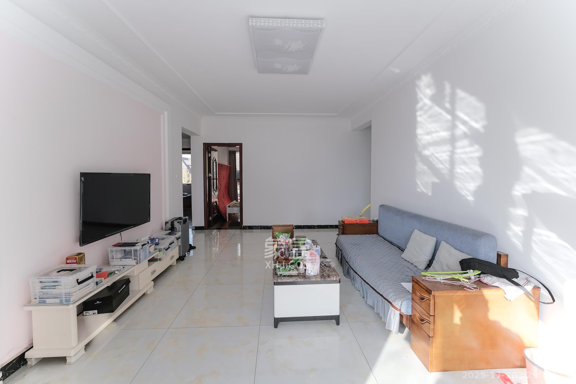 保利香槟国际  3室2厅2卫    96.8万客厅