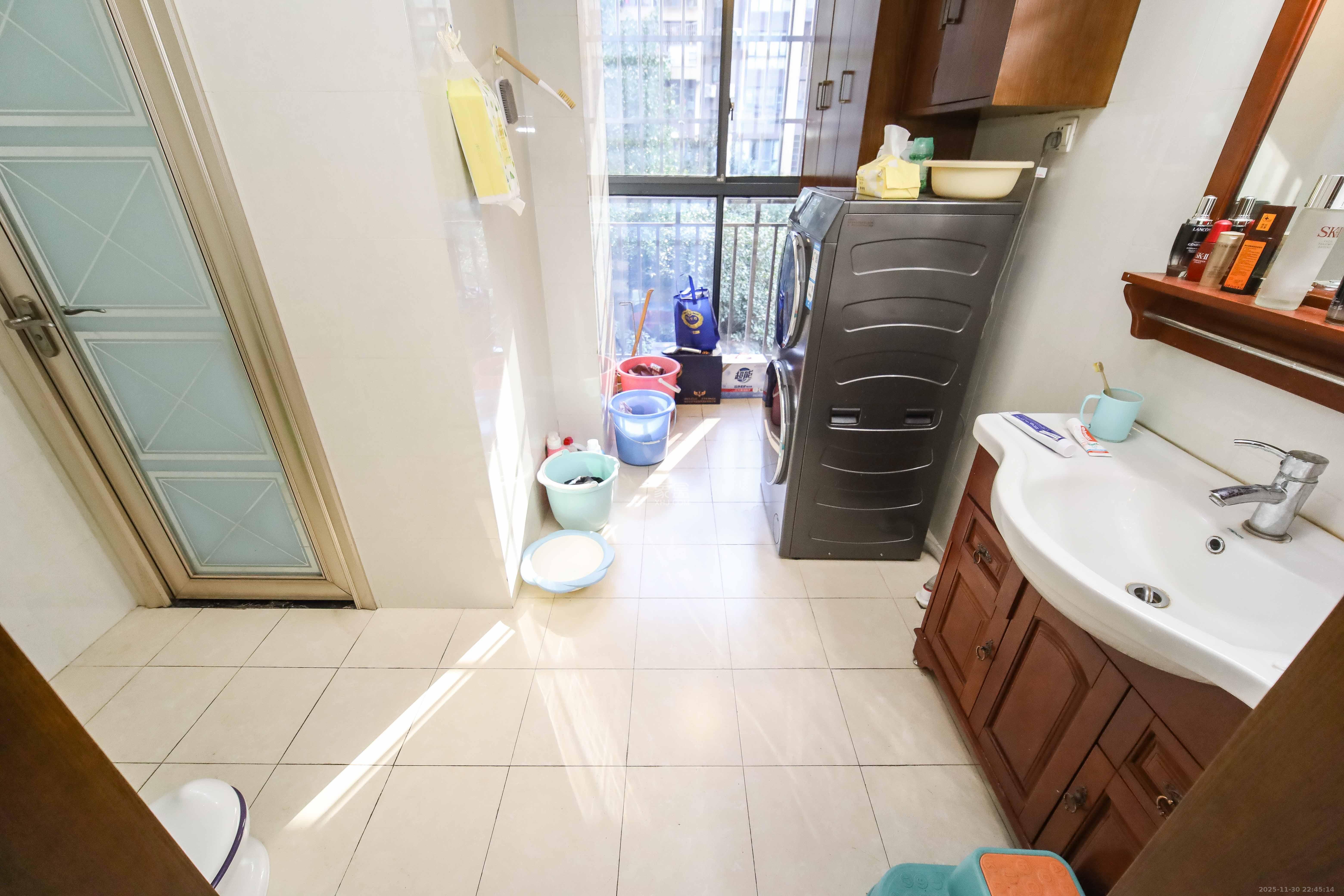 泊爱蓝湾 4室2厅2卫 150.0万 泊爱蓝湾 4室2厅2卫 150.0万卫生间