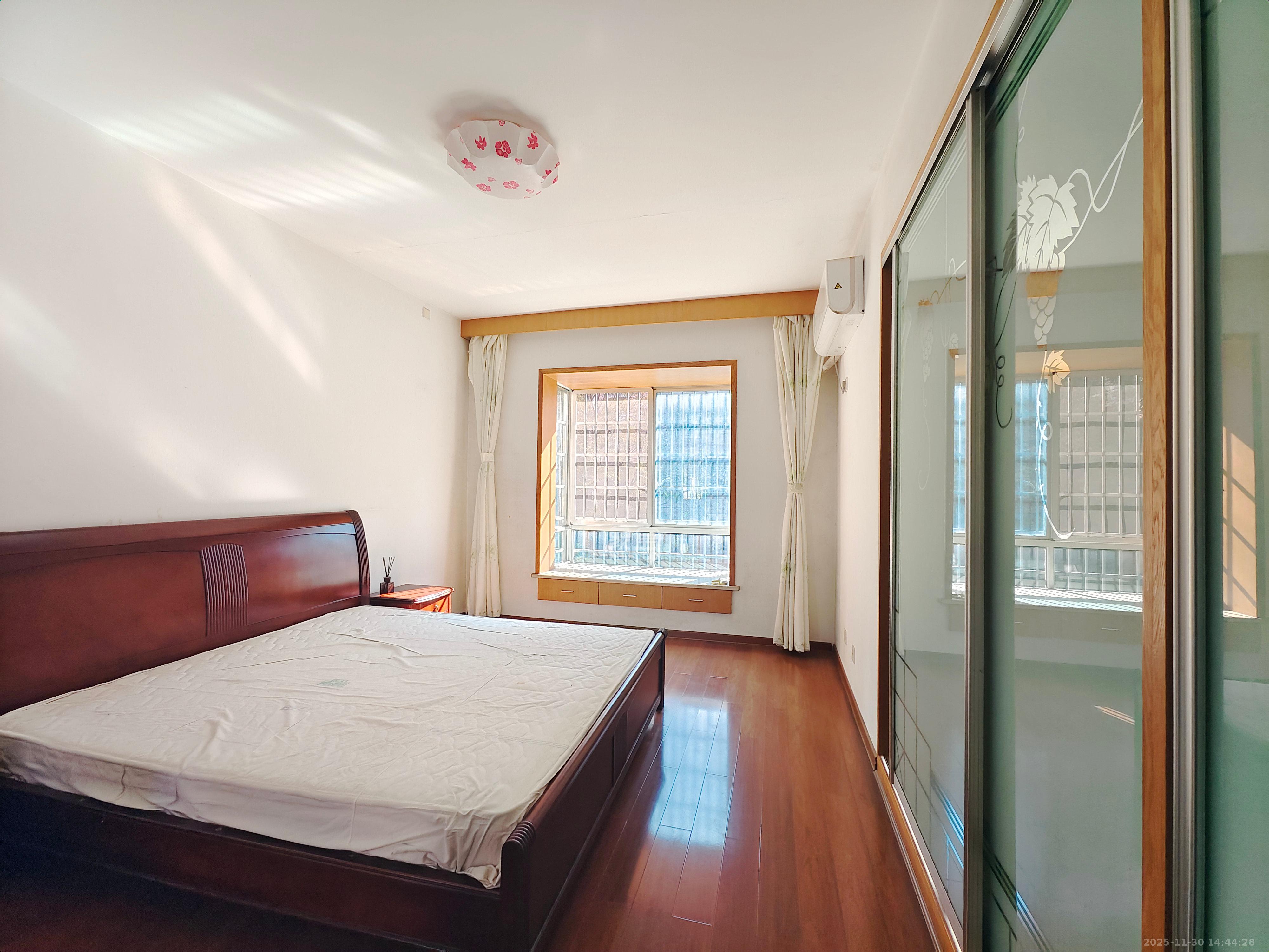 新雅园  3室2厅2卫    2600.0元/月室内图