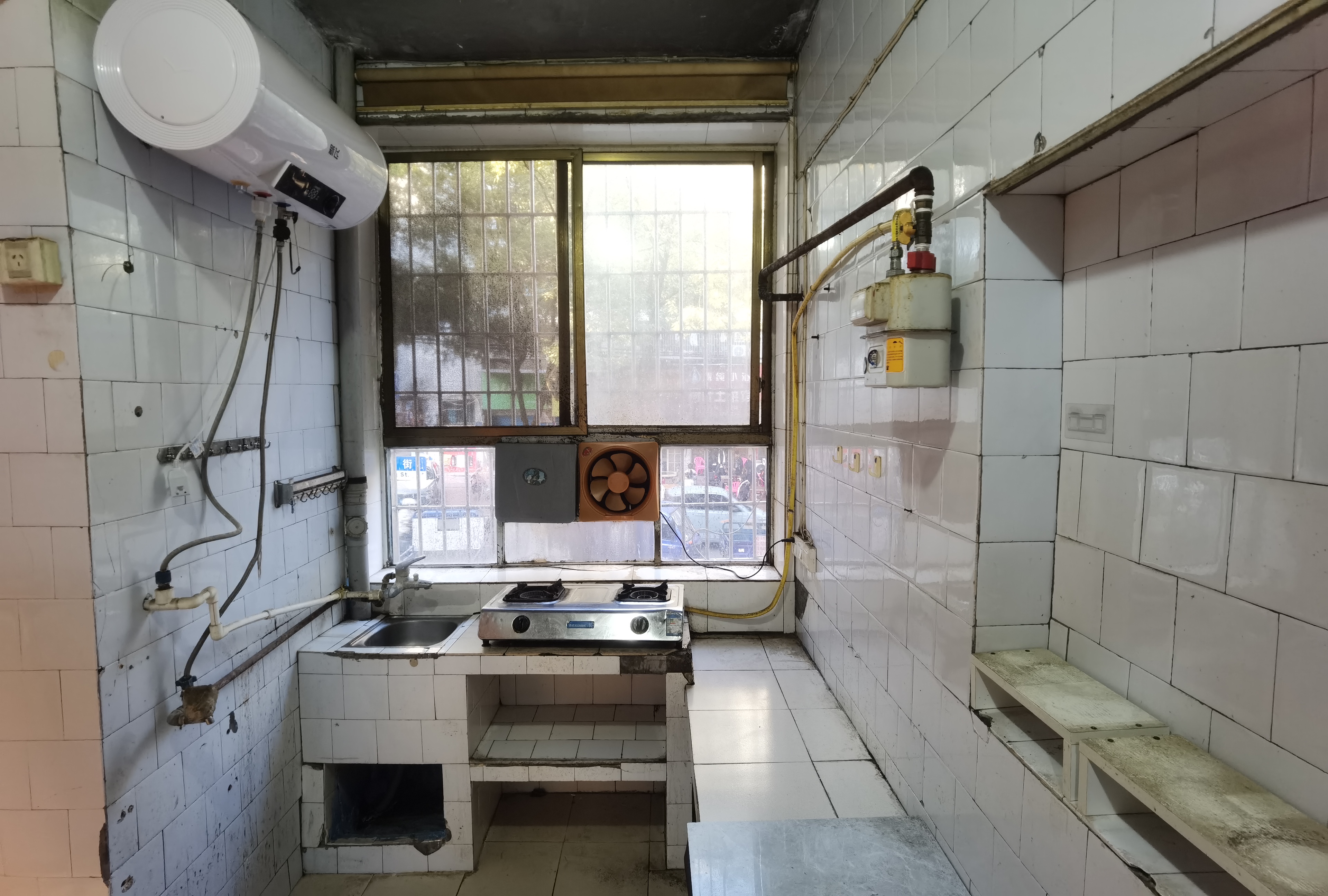 电力局家属楼  3室2厅1卫    28.8万客厅