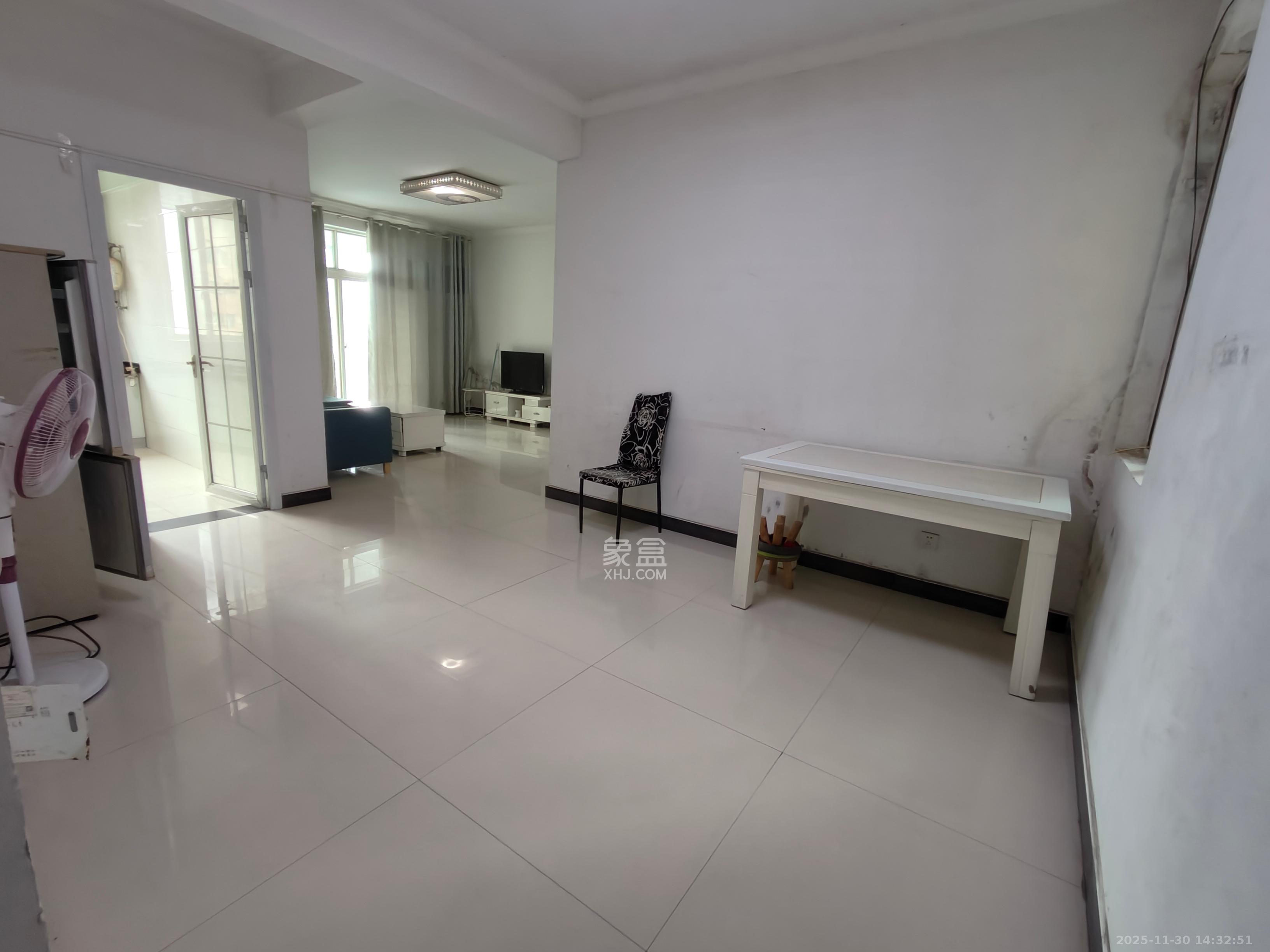 麓谷加州阳光  1室2厅1卫    3000.0元/月