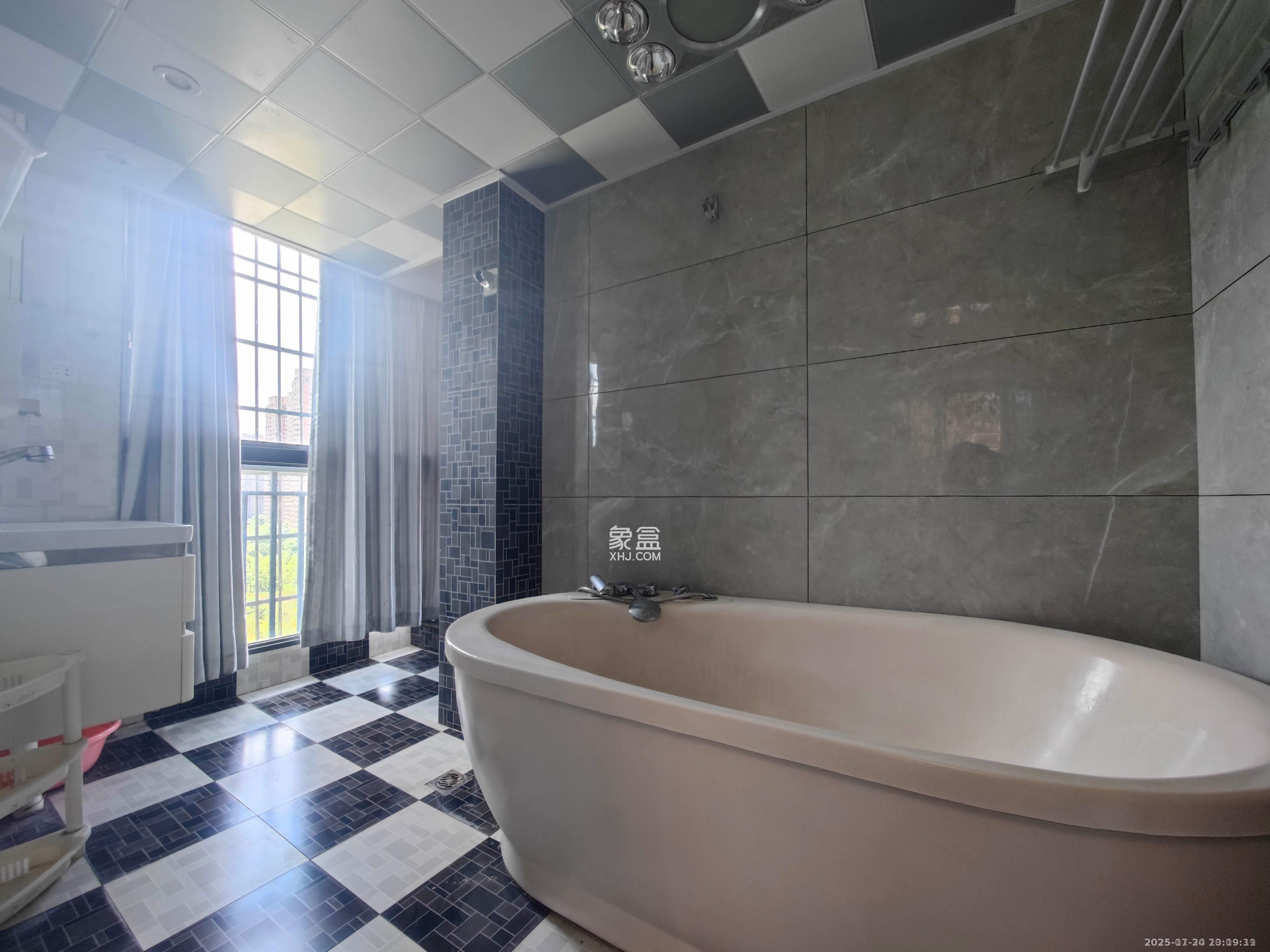 水岸天际（一期、二期）  4室2厅2卫    2800.0元/月室内图