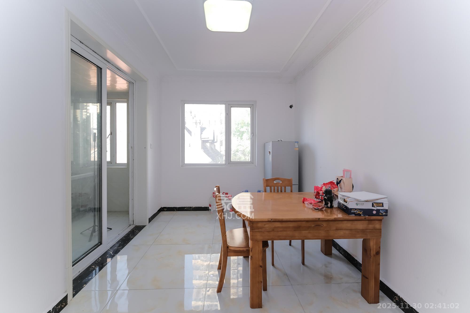 保利香槟国际  3室2厅2卫    96.8万客厅