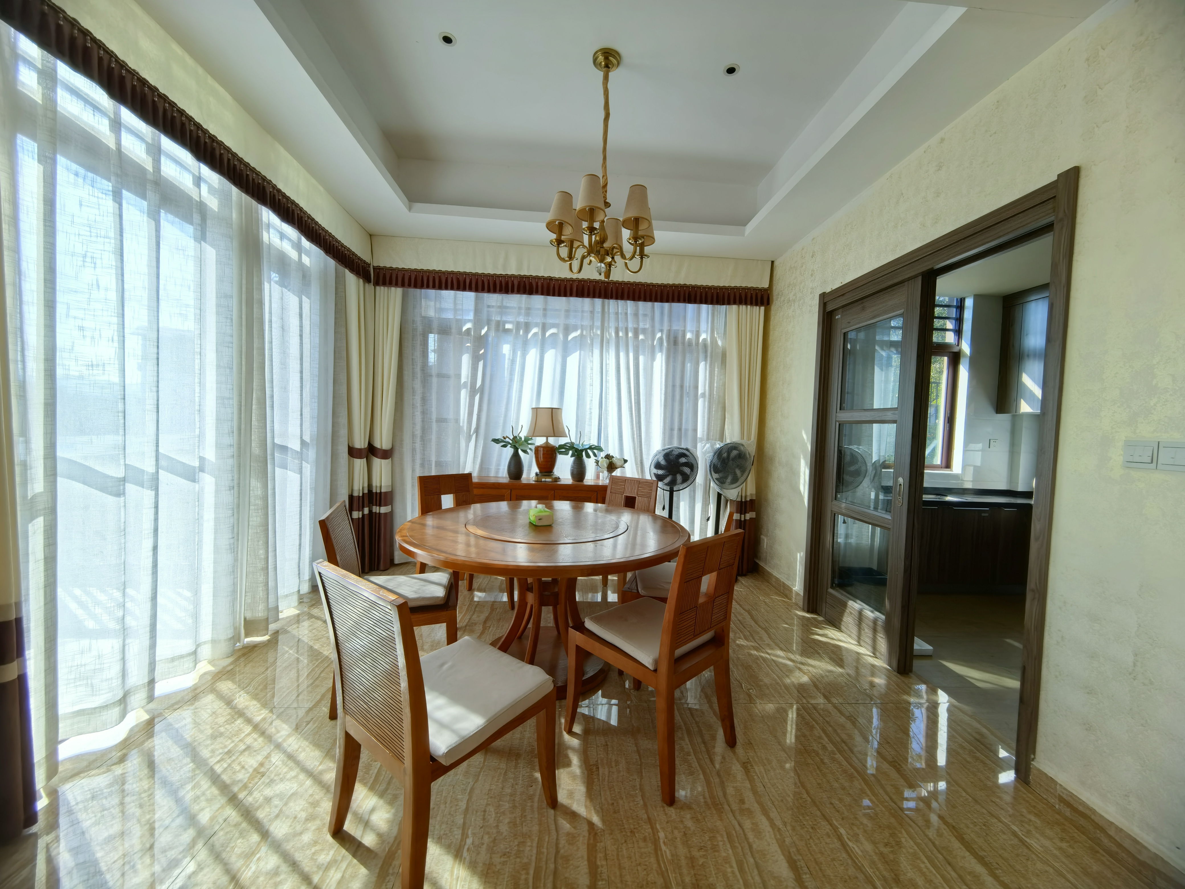 碧桂园  6室3厅4卫    180.0万客厅