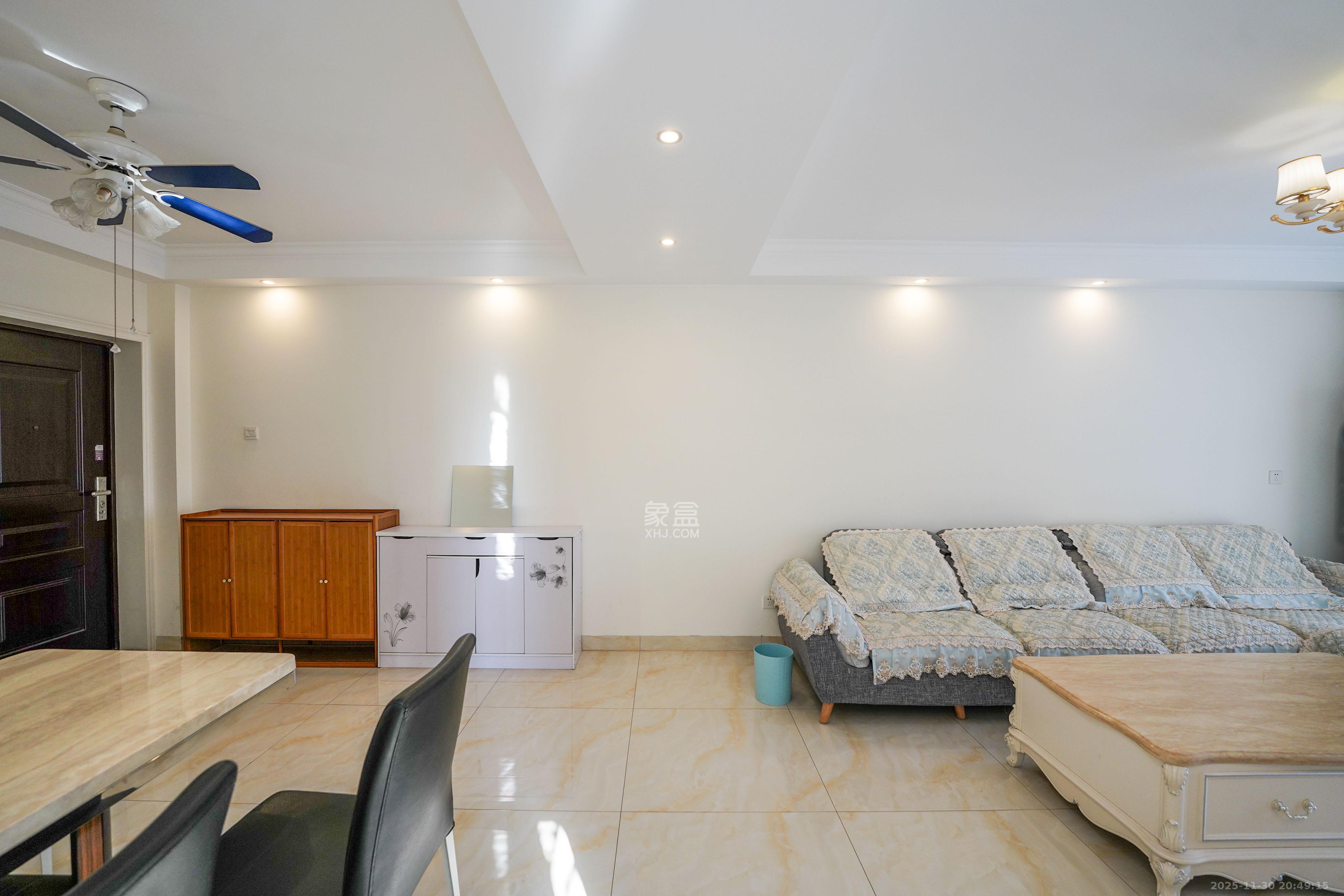 卢浮原著  3室2厅1卫    72.8万客厅