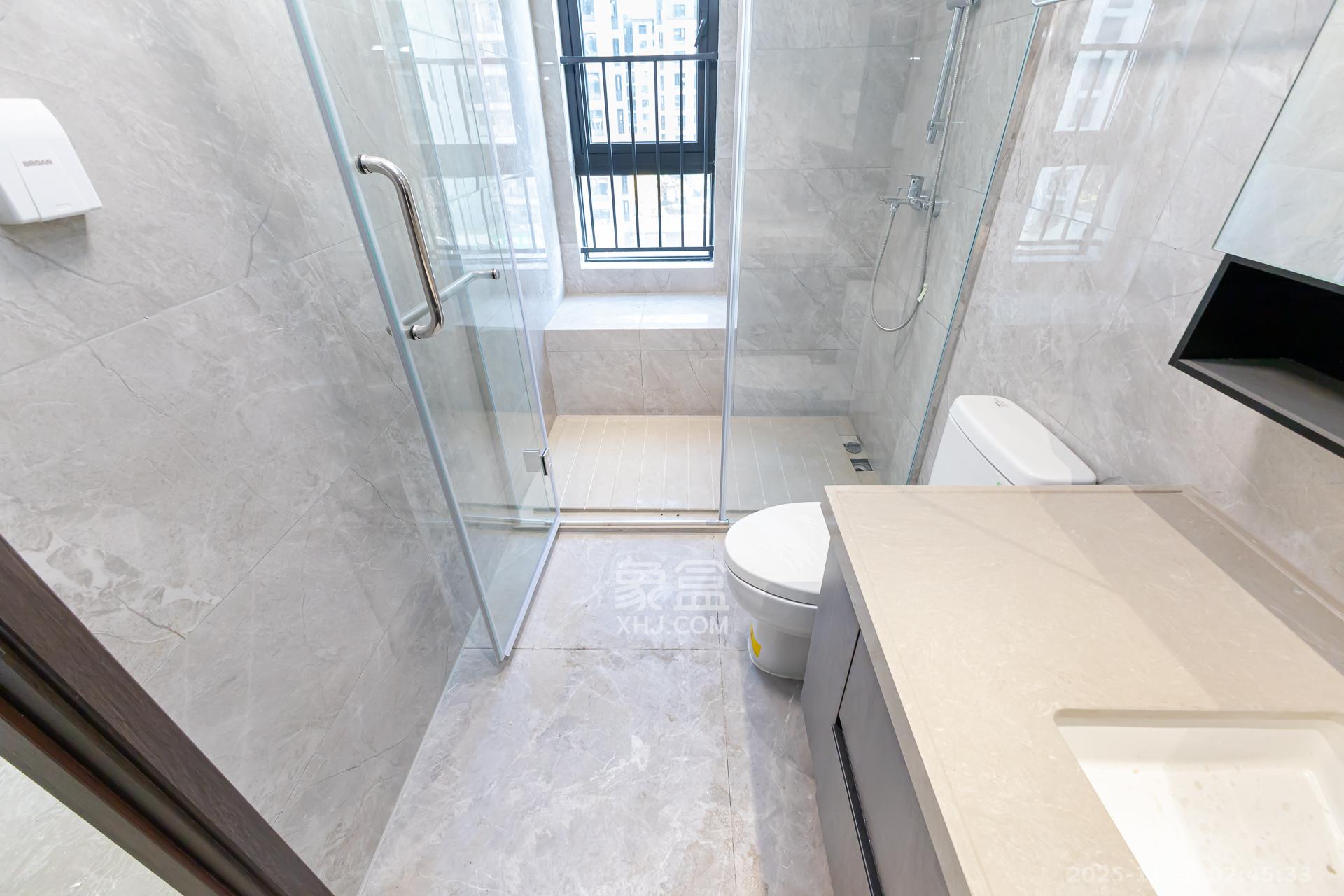 越秀湘江星汇城三期 4室0厅2卫 156.0万 越秀湘江星汇城三期 4室0厅2卫 156.0万卫生间