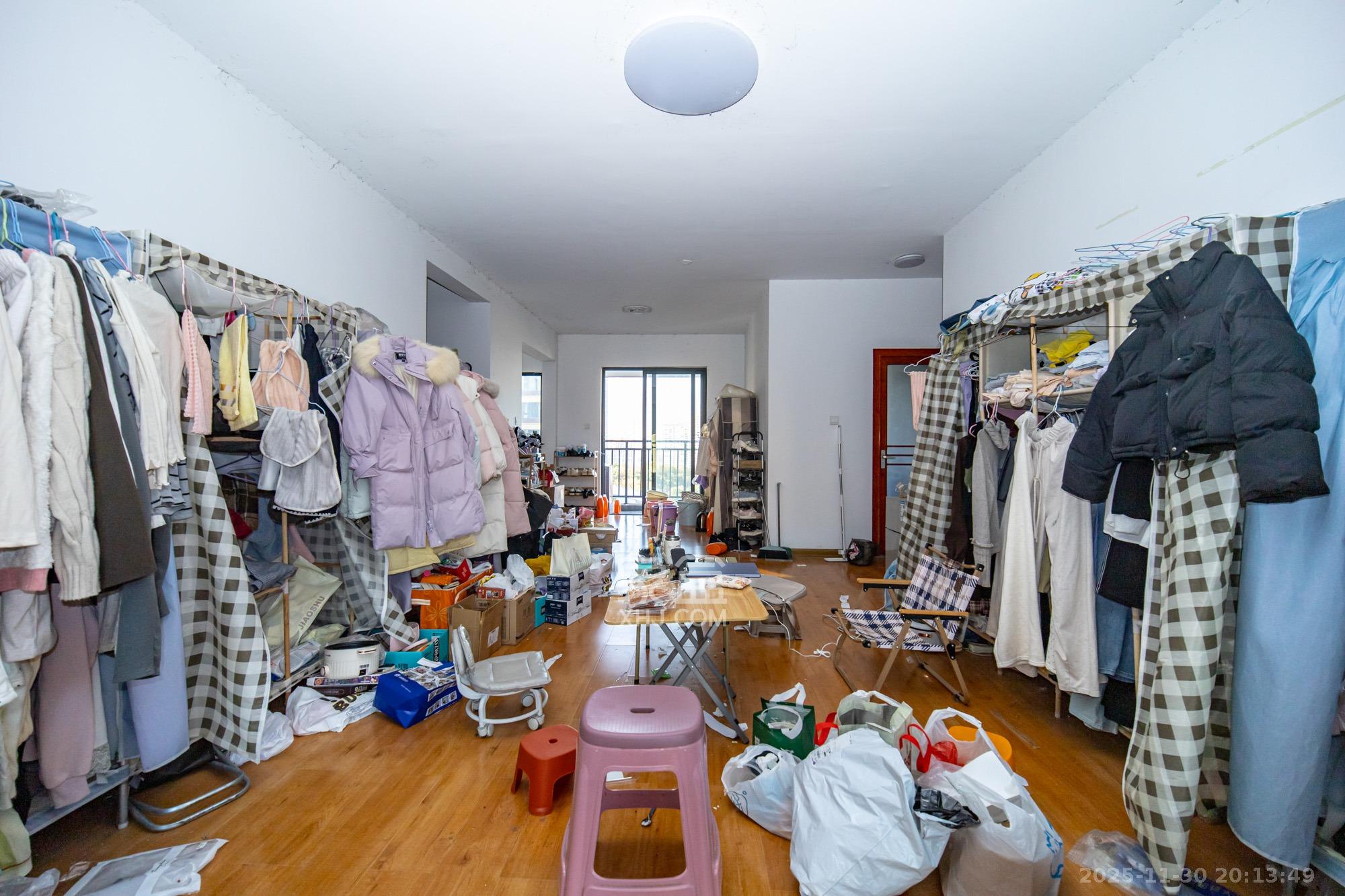 五矿沁园金城(春和景园) 5室2厅2卫 139.0万 五矿沁园金城(春和景园) 5室2厅2卫 139.0万客厅