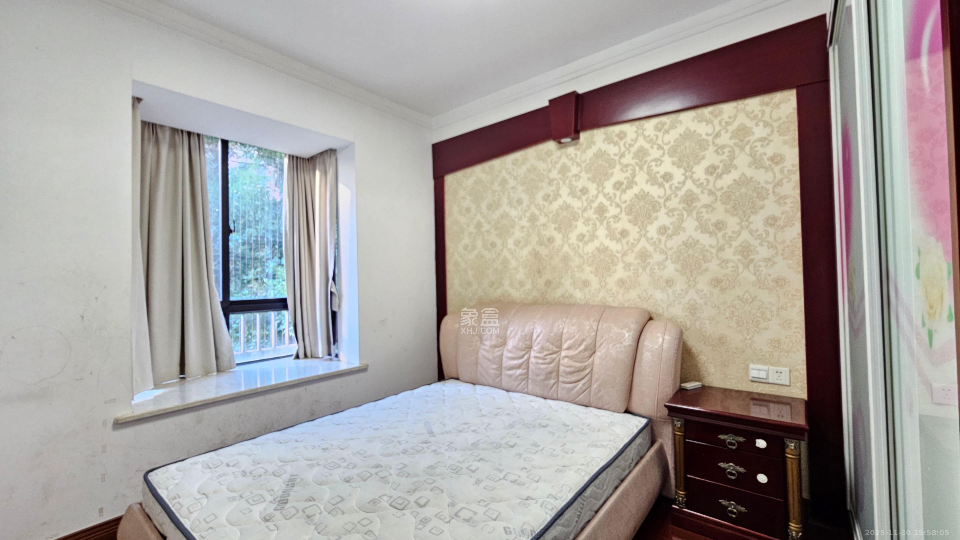 华润凤凰城一期  3室2厅2卫    2000.0元/月室内图