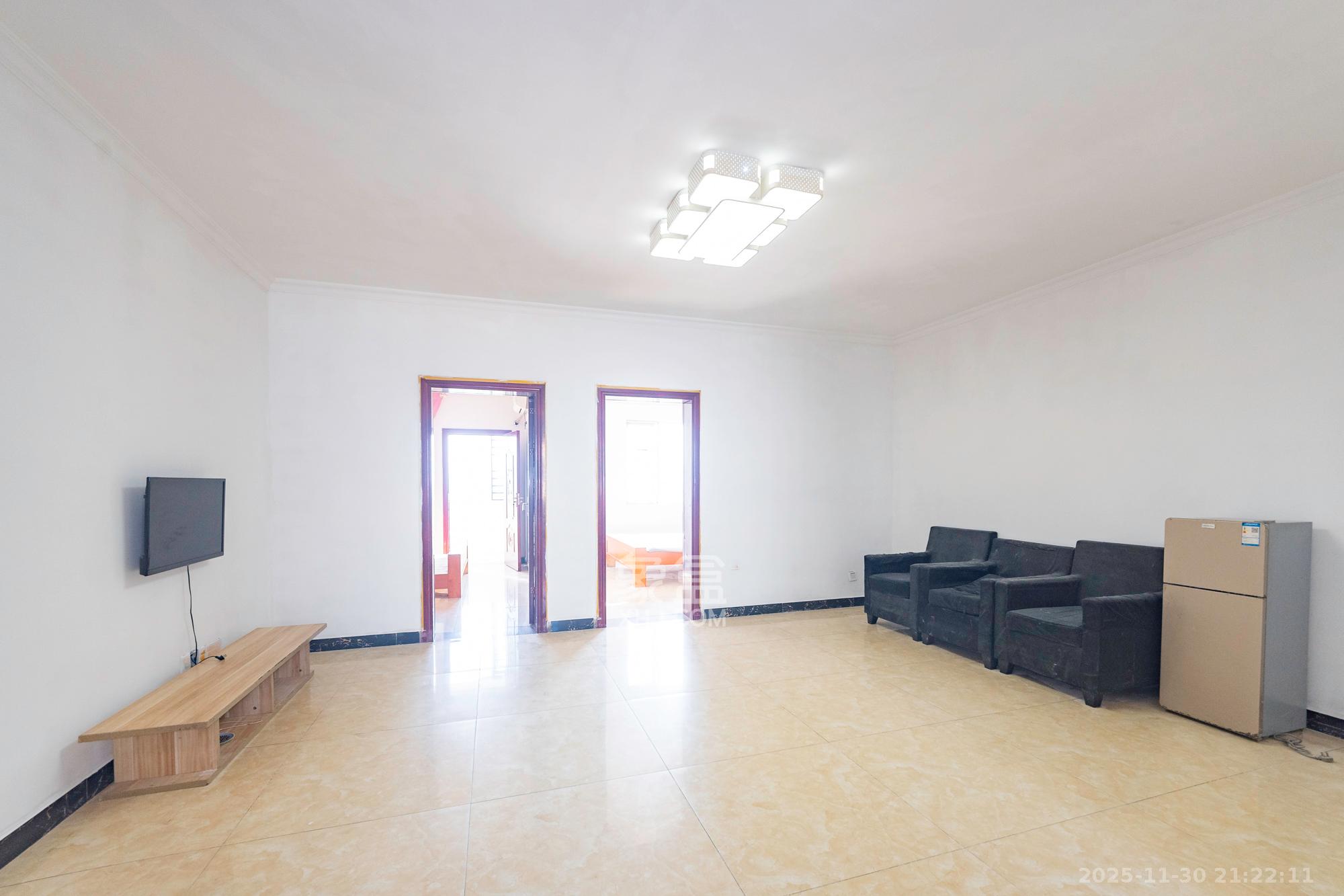 恒广国际物流园 4室2厅1卫 42.0万 恒广国际物流园 4室2厅1卫 42.0万客厅