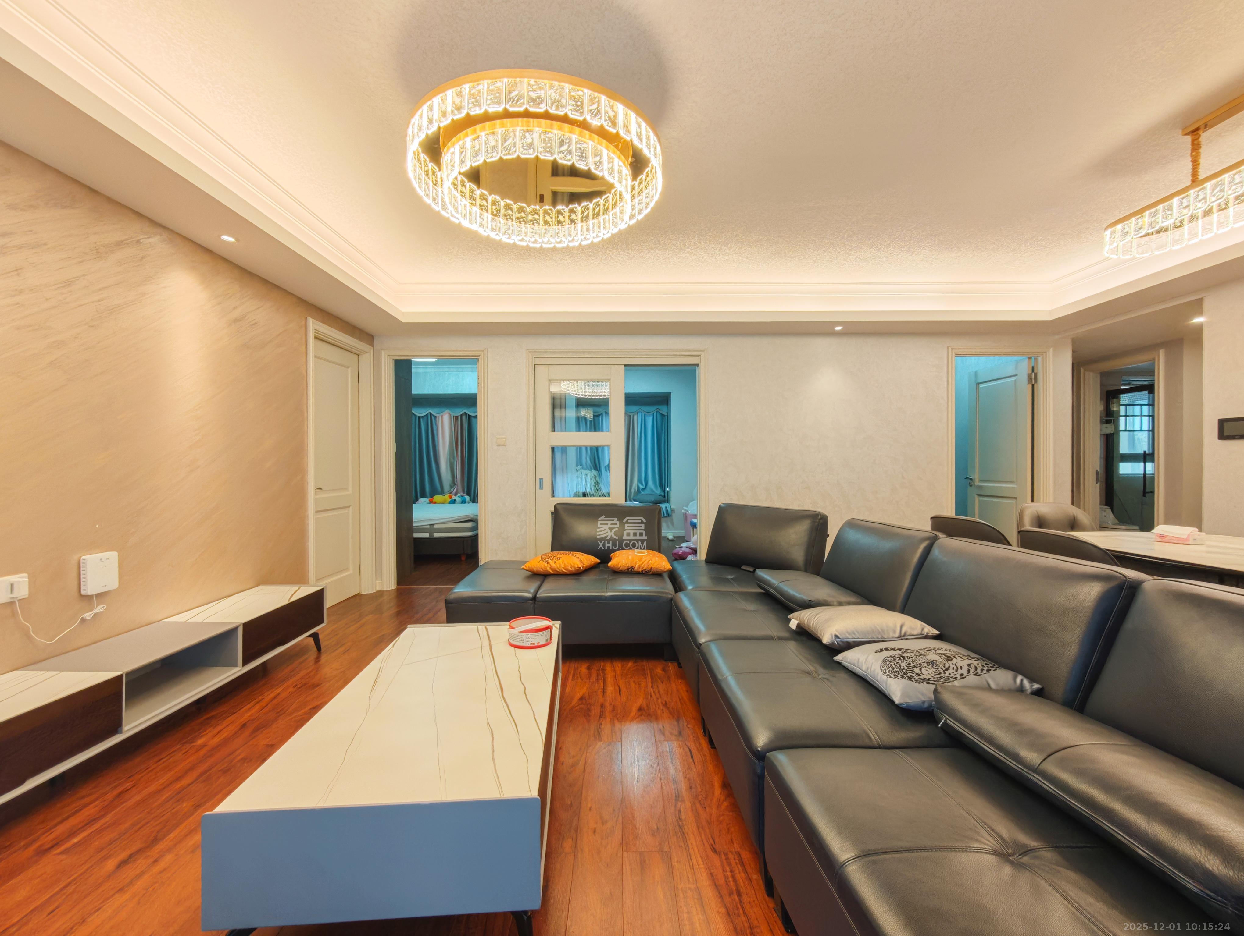 万科魅力之城锋镜里  4室2厅2卫    135.0万