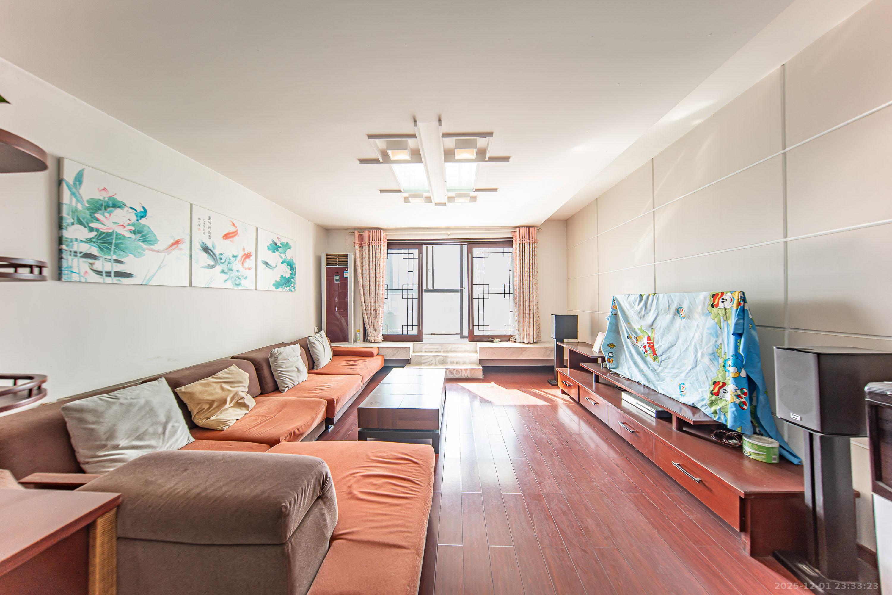 阳光100一期、四五期 6室2厅2卫 190.0万 阳光100一期、四五期 6室2厅2卫 190.0万客厅