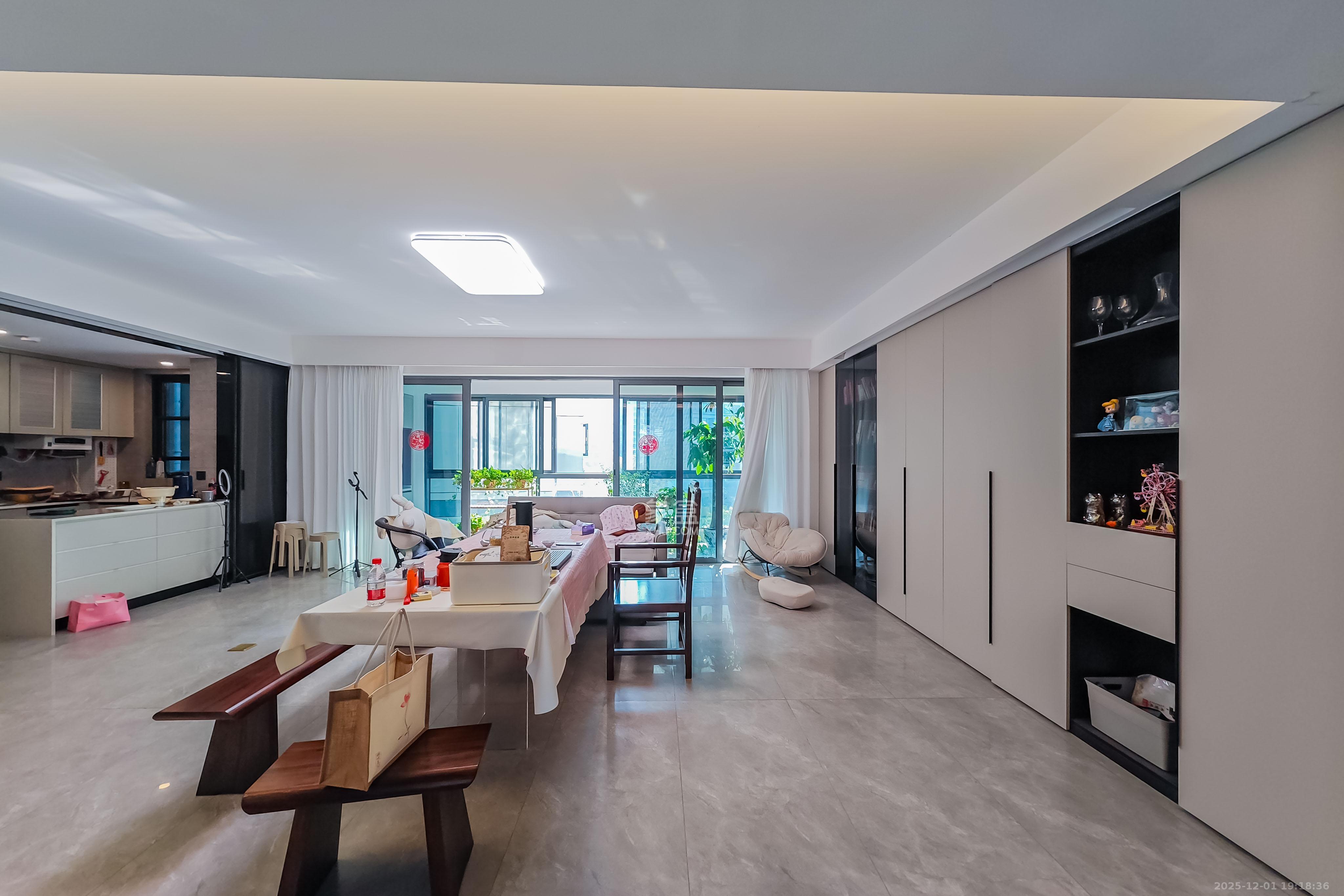 轨道万科悦府 4室2厅2卫 220.0万 轨道万科悦府 4室2厅2卫 220.0万客厅