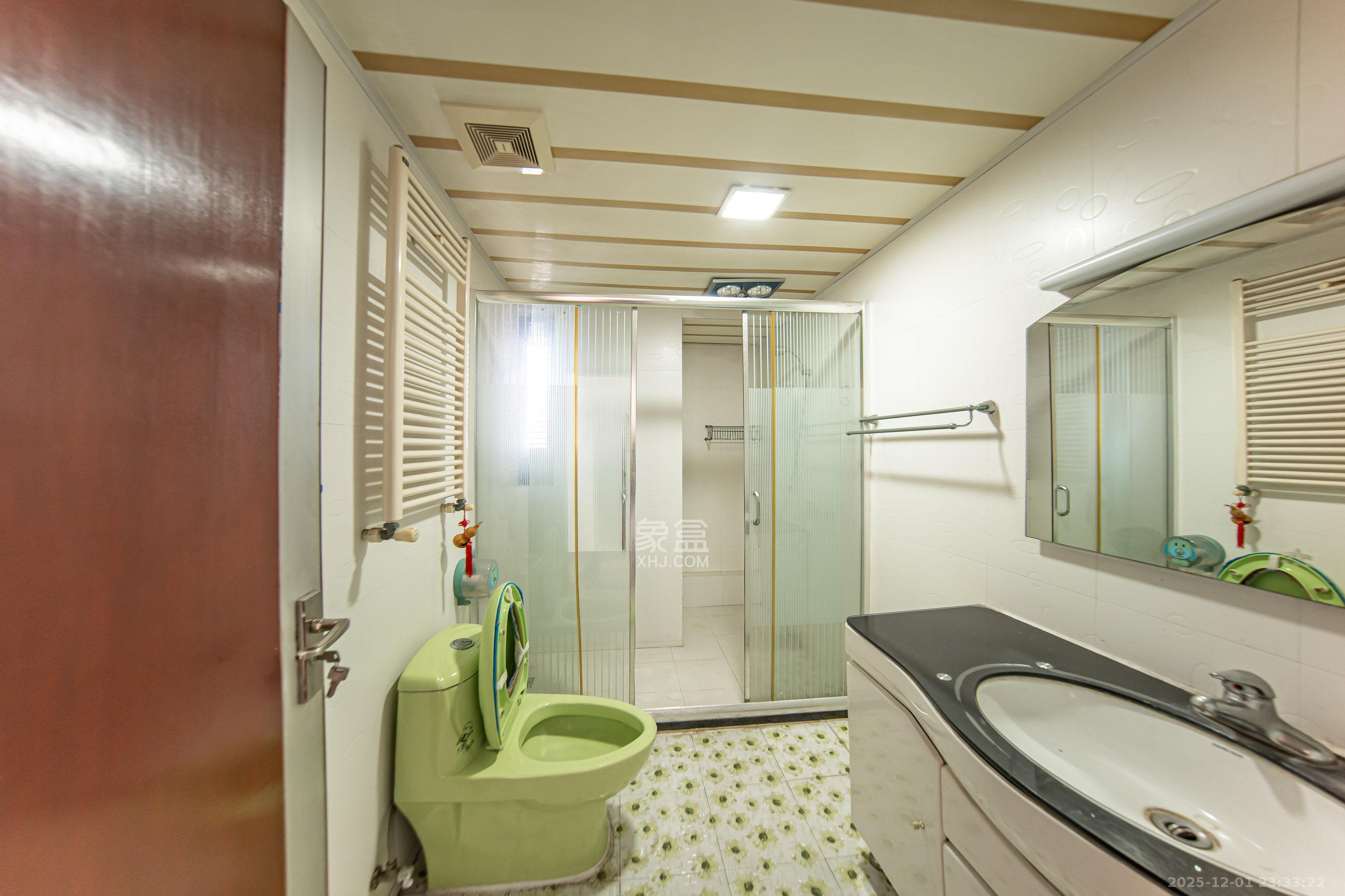 阳光100一期、四五期 6室2厅2卫 190.0万 阳光100一期、四五期 6室2厅2卫 190.0万卫生间