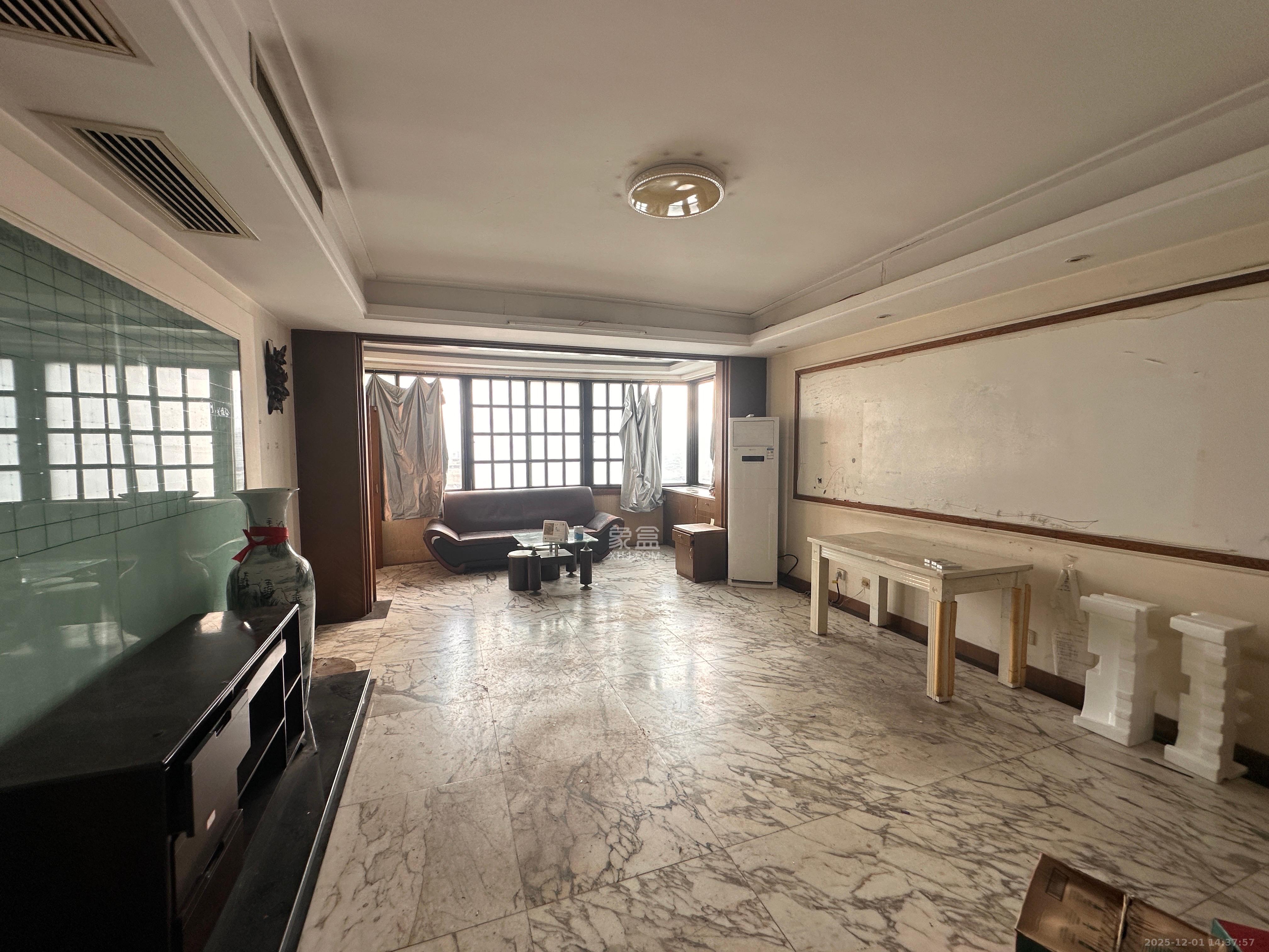 星电花园  3室2厅2卫    3500.0元/月