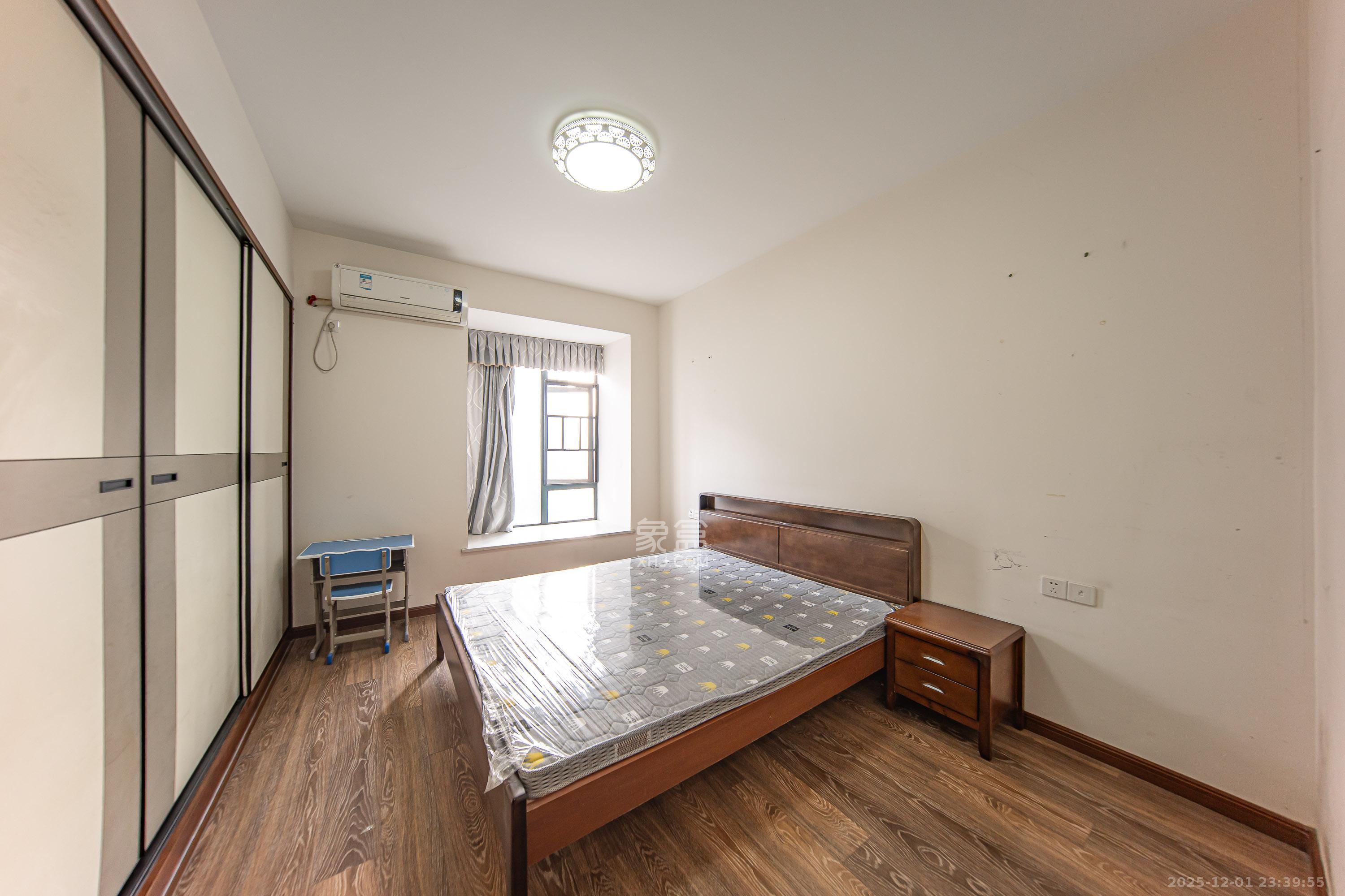 枫华府第  3室2厅2卫    74.8万卧室