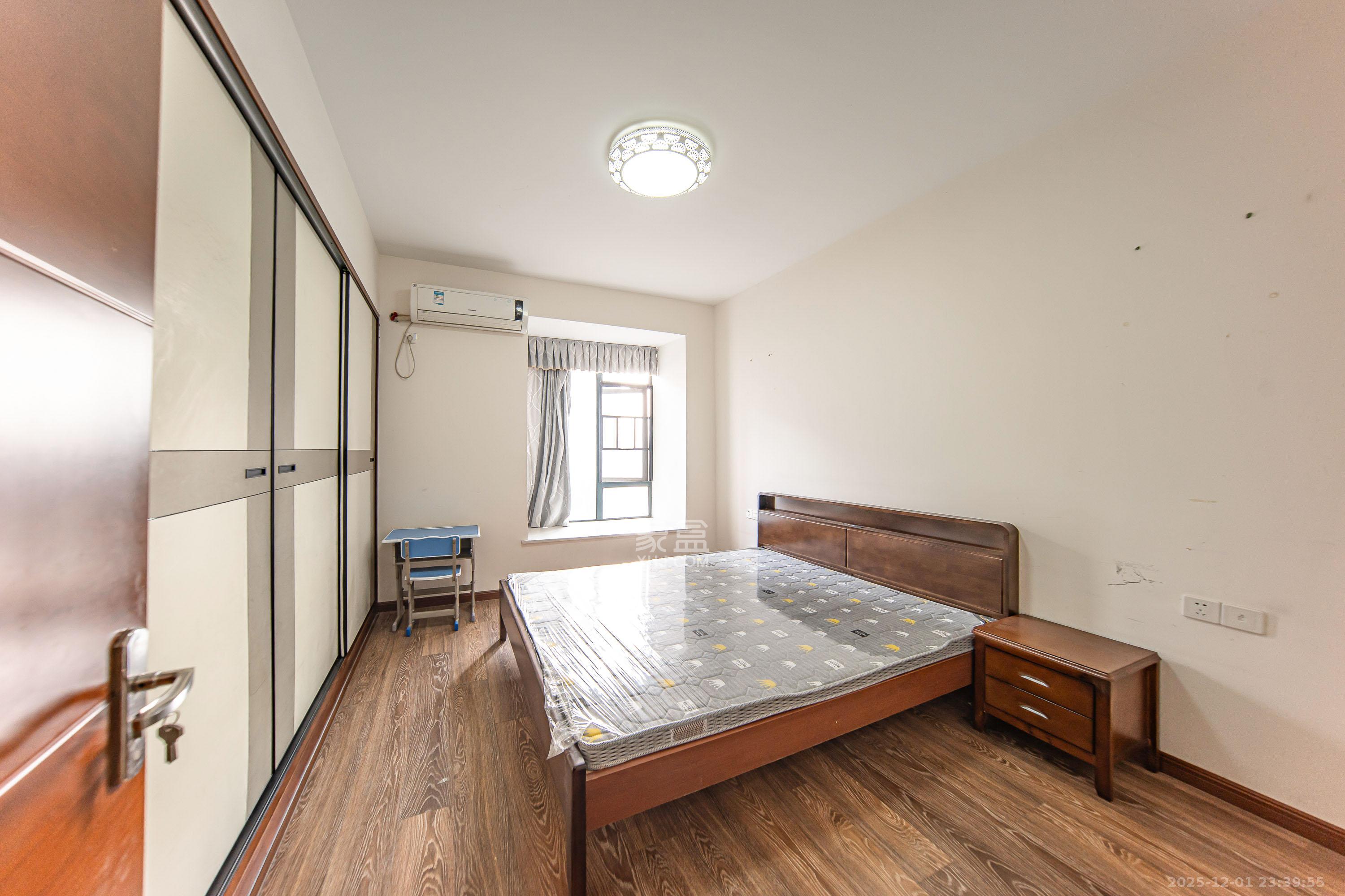 枫华府第  3室2厅2卫    74.8万卧室