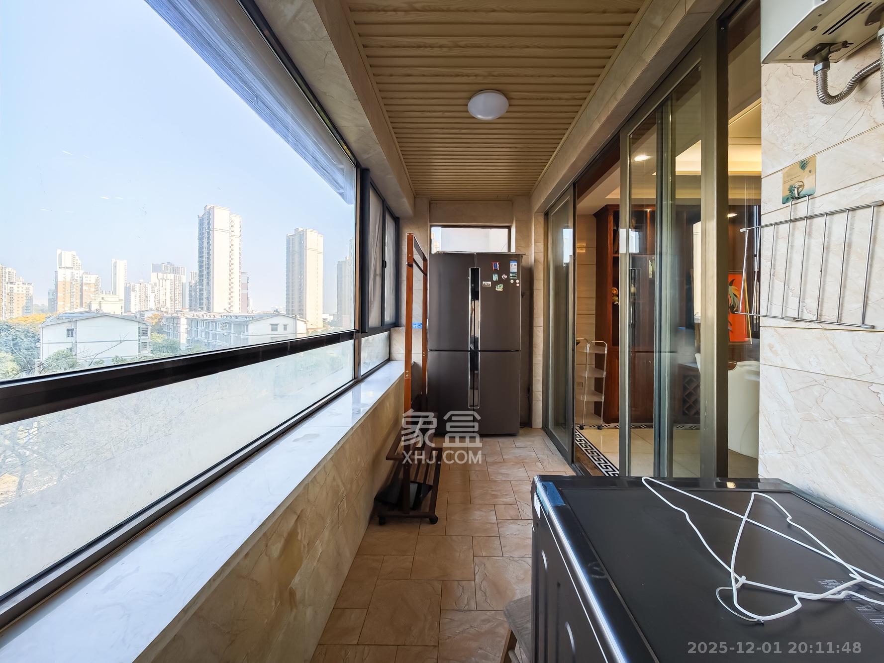 楚天逸品 5室2厅4卫 328.0万 楚天逸品 5室2厅4卫 328.0万阳台