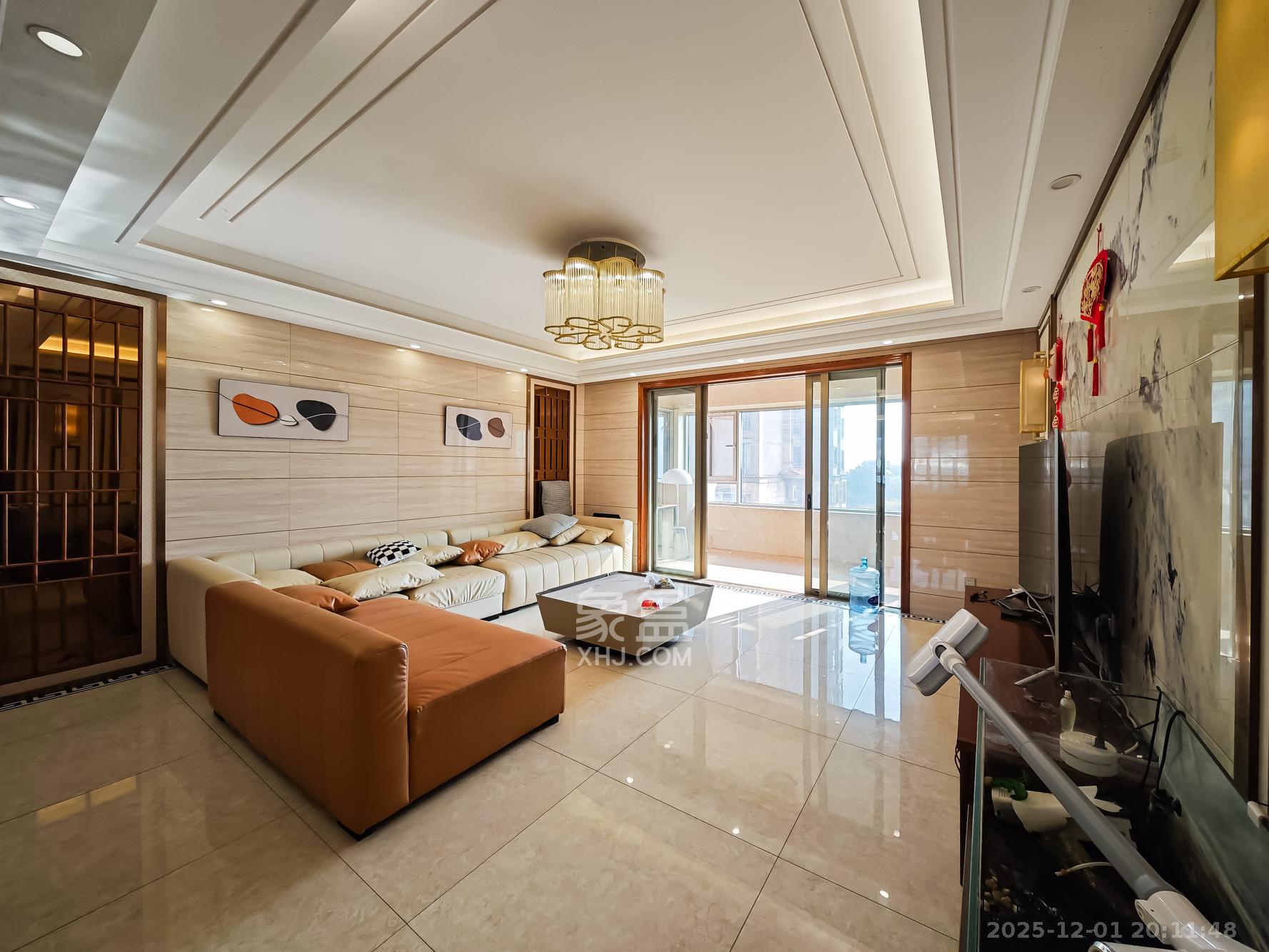 楚天逸品 5室2厅4卫 328.0万 楚天逸品 5室2厅4卫 328.0万客厅