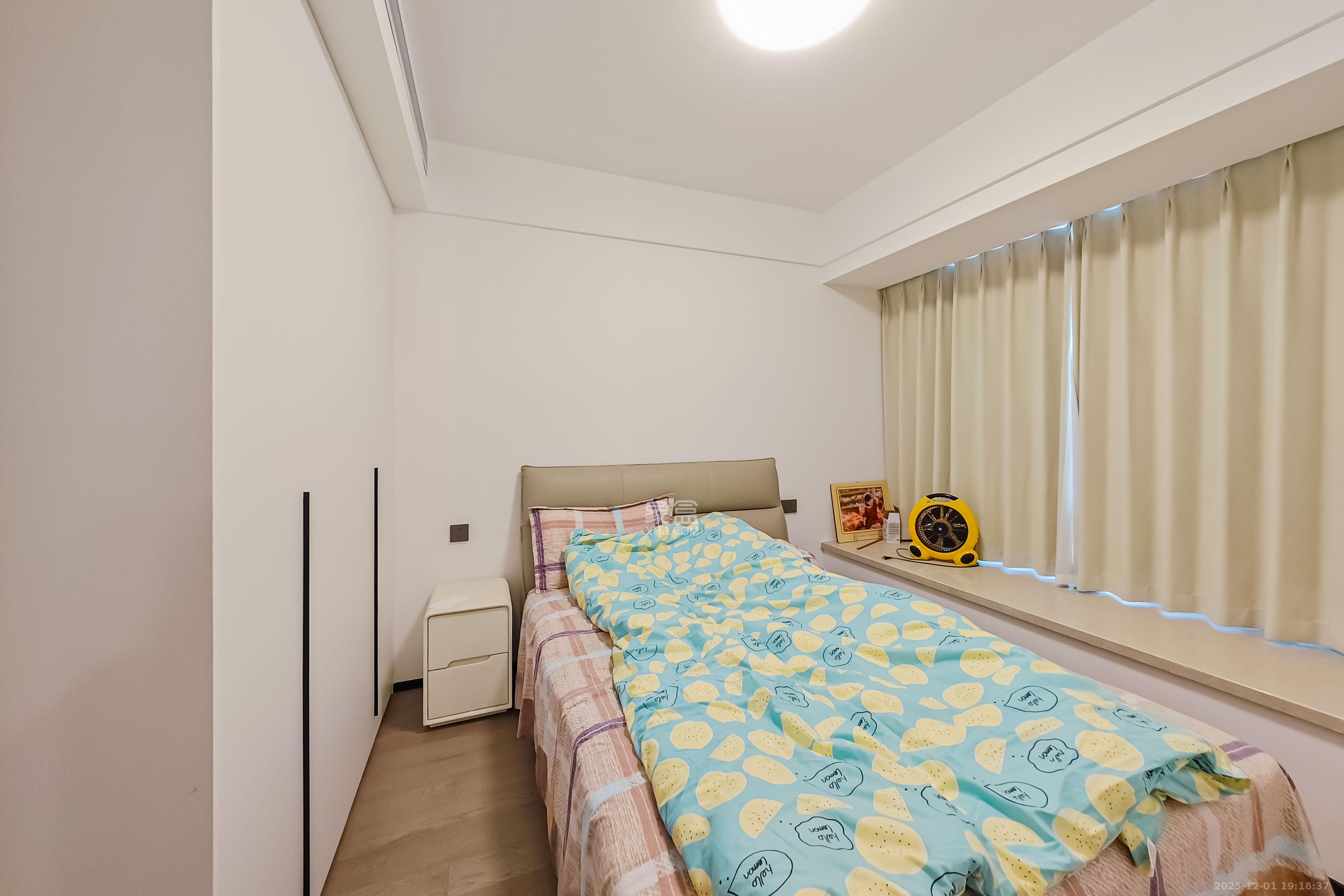 轨道万科悦府  4室2厅2卫    220.0万卧室