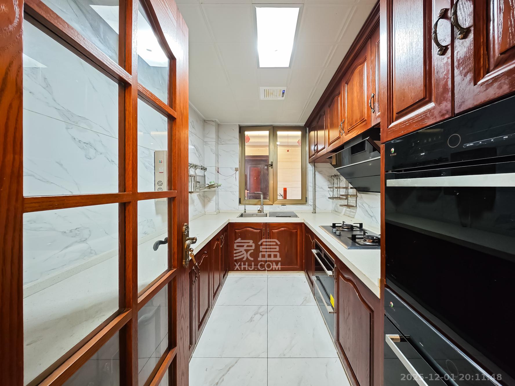 楚天逸品 5室2厅4卫 328.0万 楚天逸品 5室2厅4卫 328.0万厨房