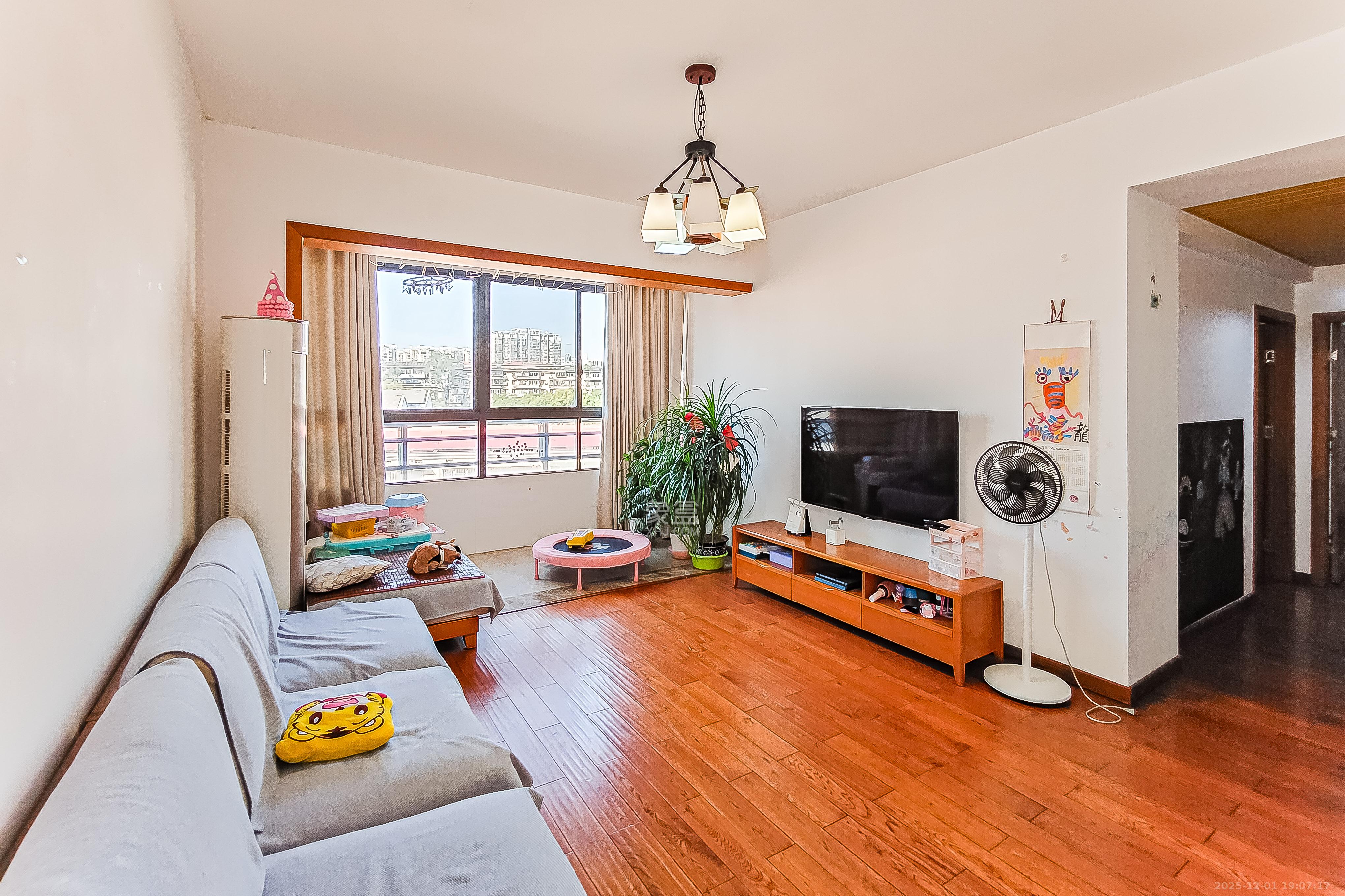 兴威帕克水岸 3室2厅2卫 100.0万 兴威帕克水岸 3室2厅2卫 100.0万客厅