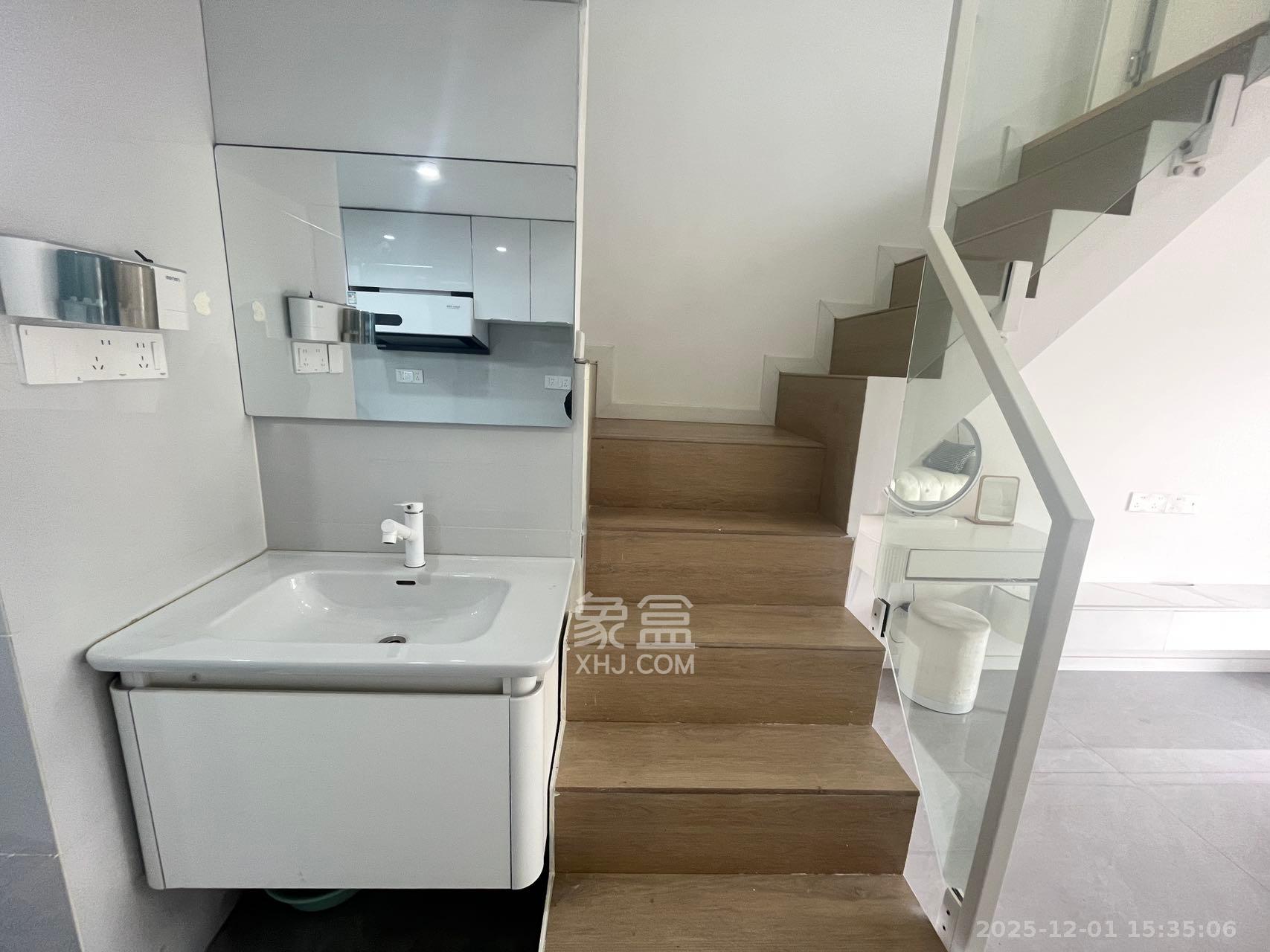 卓越江岸  2室2厅1卫    2400.0元/月室内图