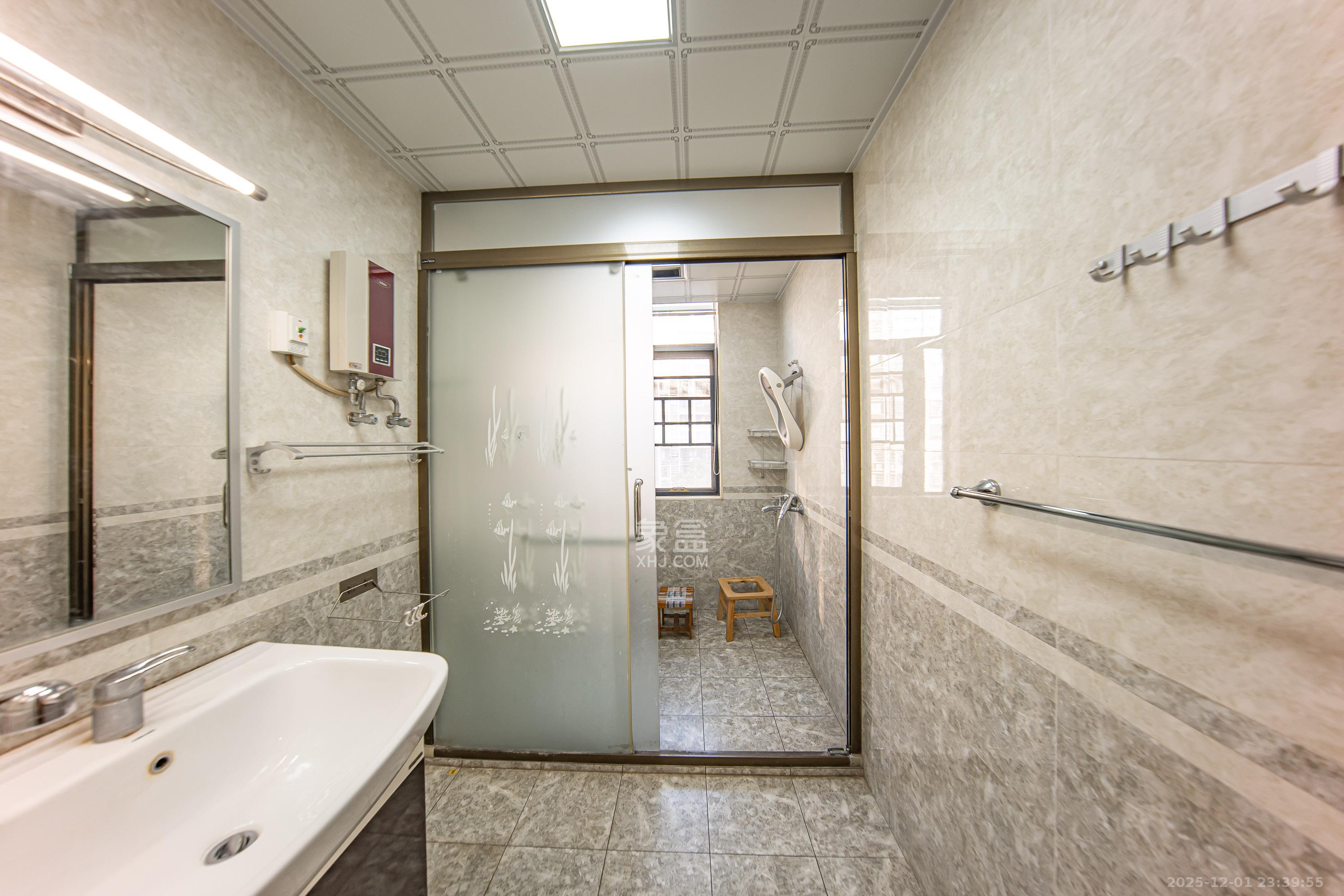 枫华府第  3室2厅2卫    74.8万卫生间