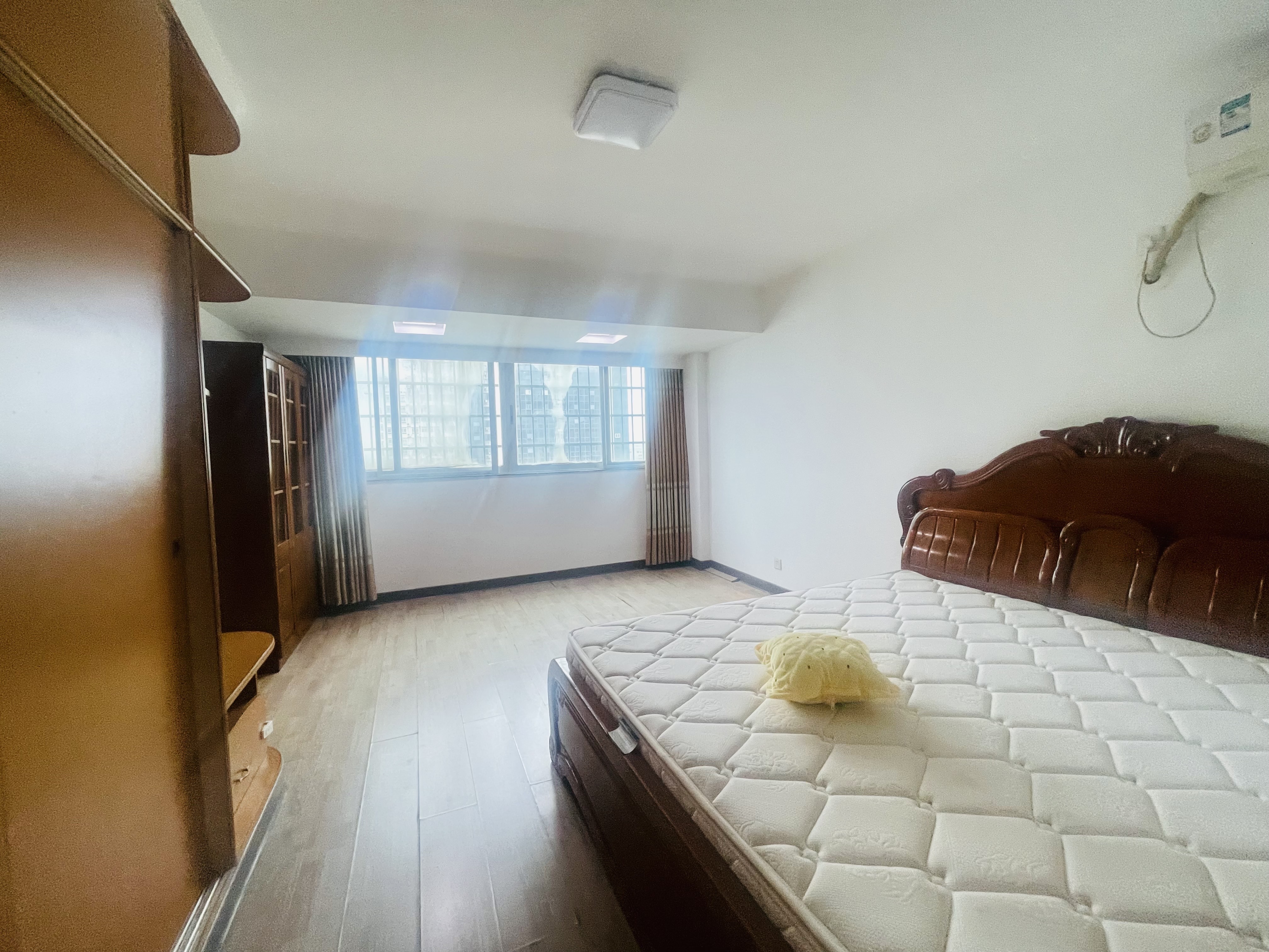 海南国际贸易商务大厦  3室1厅1卫    130.0万客厅