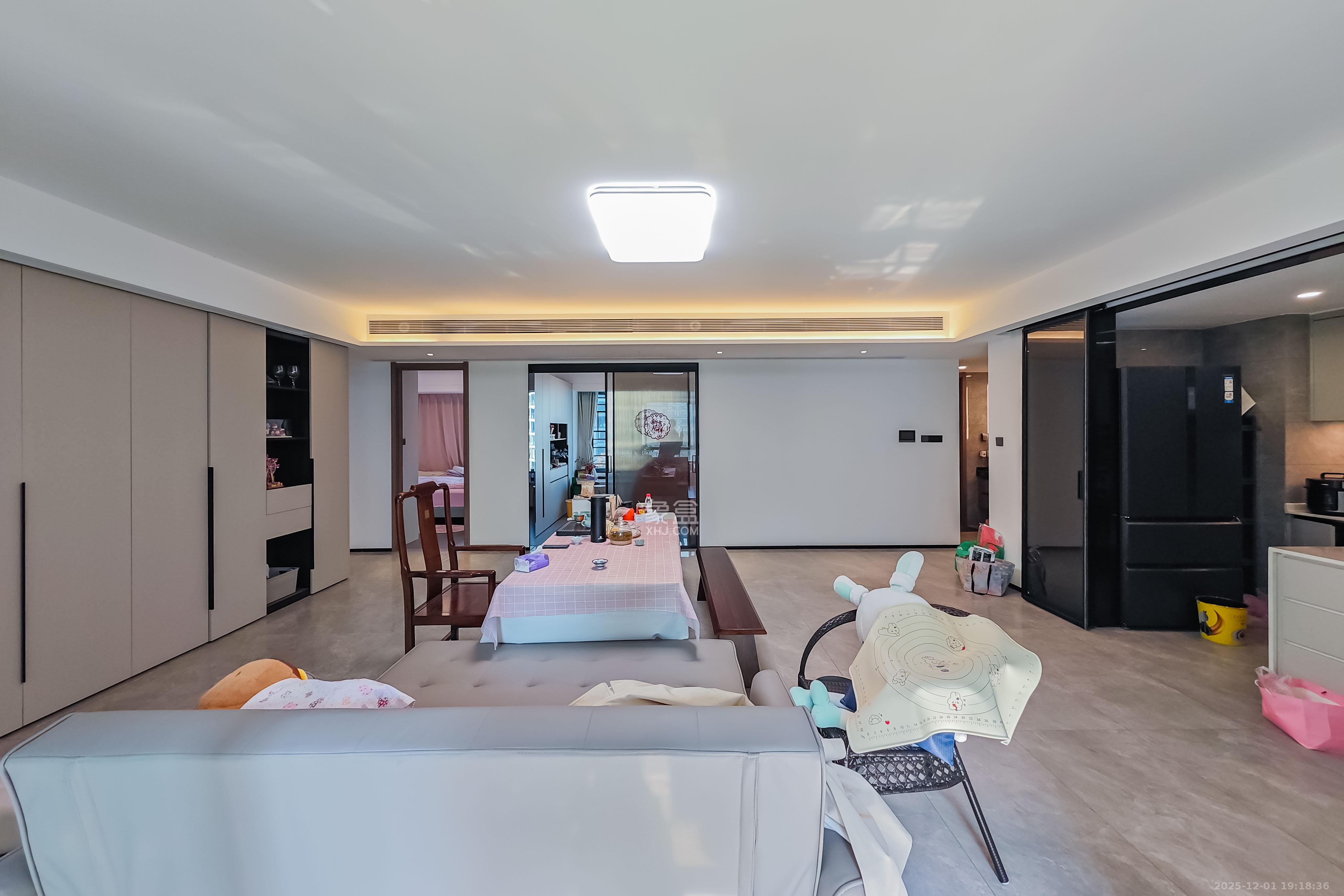 轨道万科悦府 4室2厅2卫 220.0万 轨道万科悦府 4室2厅2卫 220.0万客厅