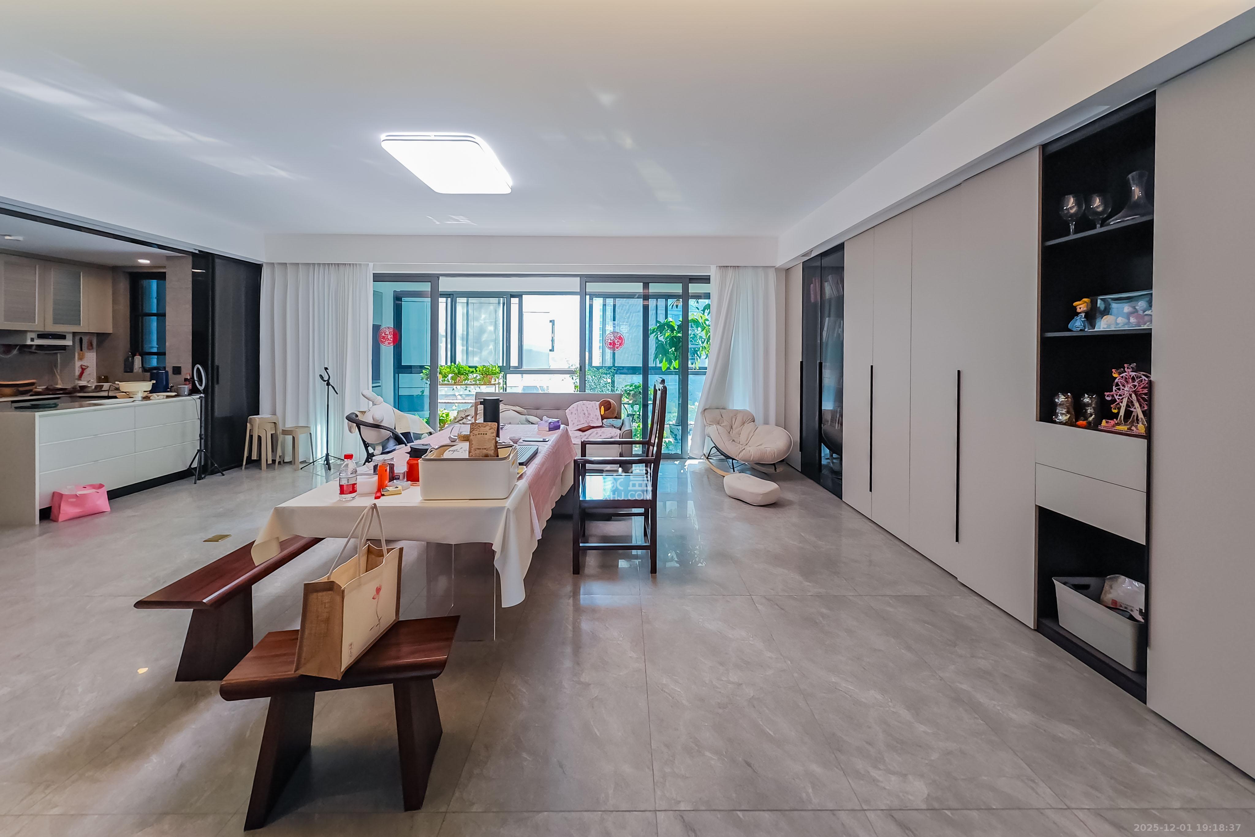 轨道万科悦府 4室2厅2卫 220.0万 轨道万科悦府 4室2厅2卫 220.0万客厅