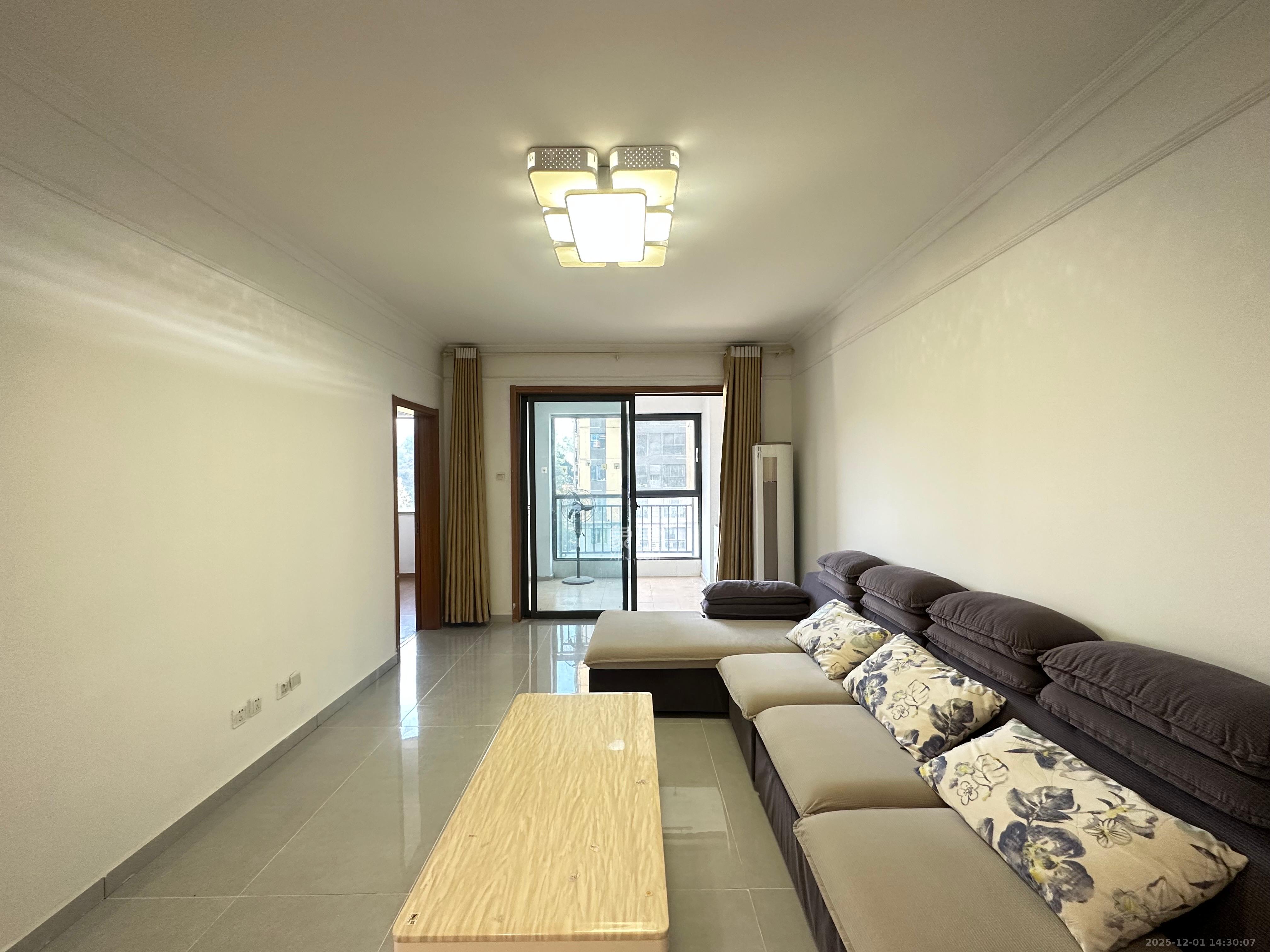 麓谷小镇  3室2厅1卫    2300.0元/月