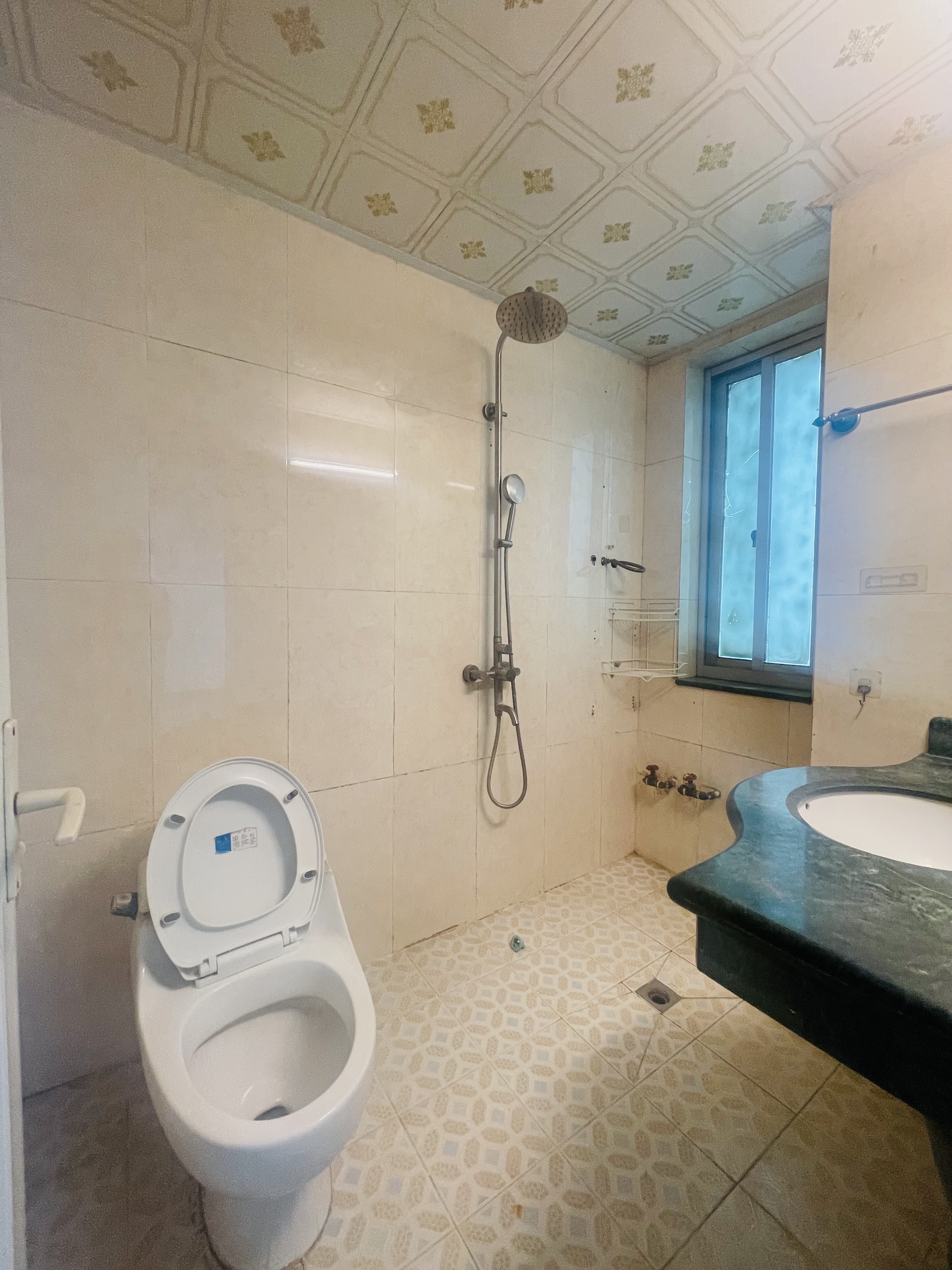 海南国际贸易商务大厦  3室1厅1卫    130.0万客厅