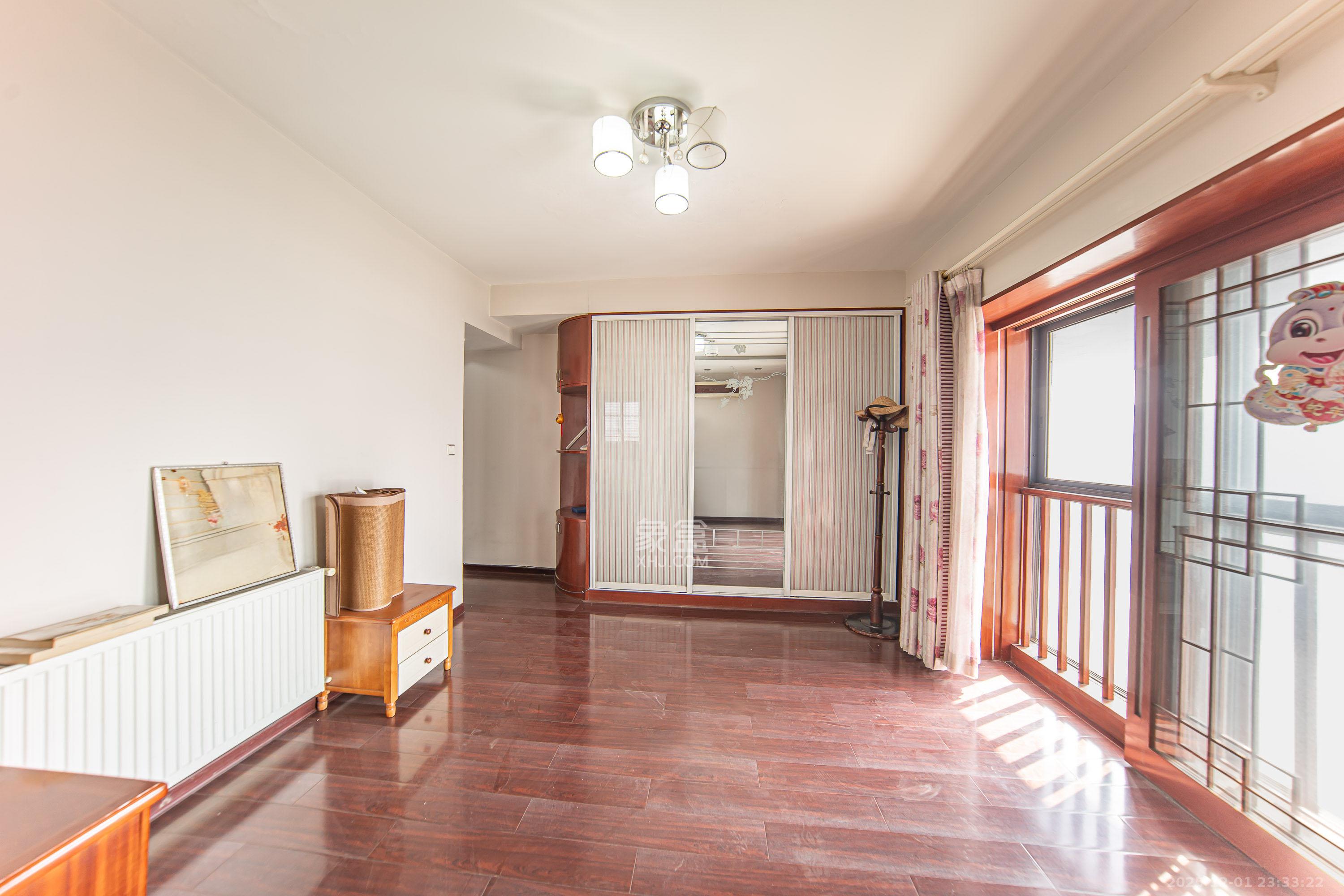 阳光100一期、四五期 6室2厅2卫 190.0万 阳光100一期、四五期 6室2厅2卫 190.0万卧室