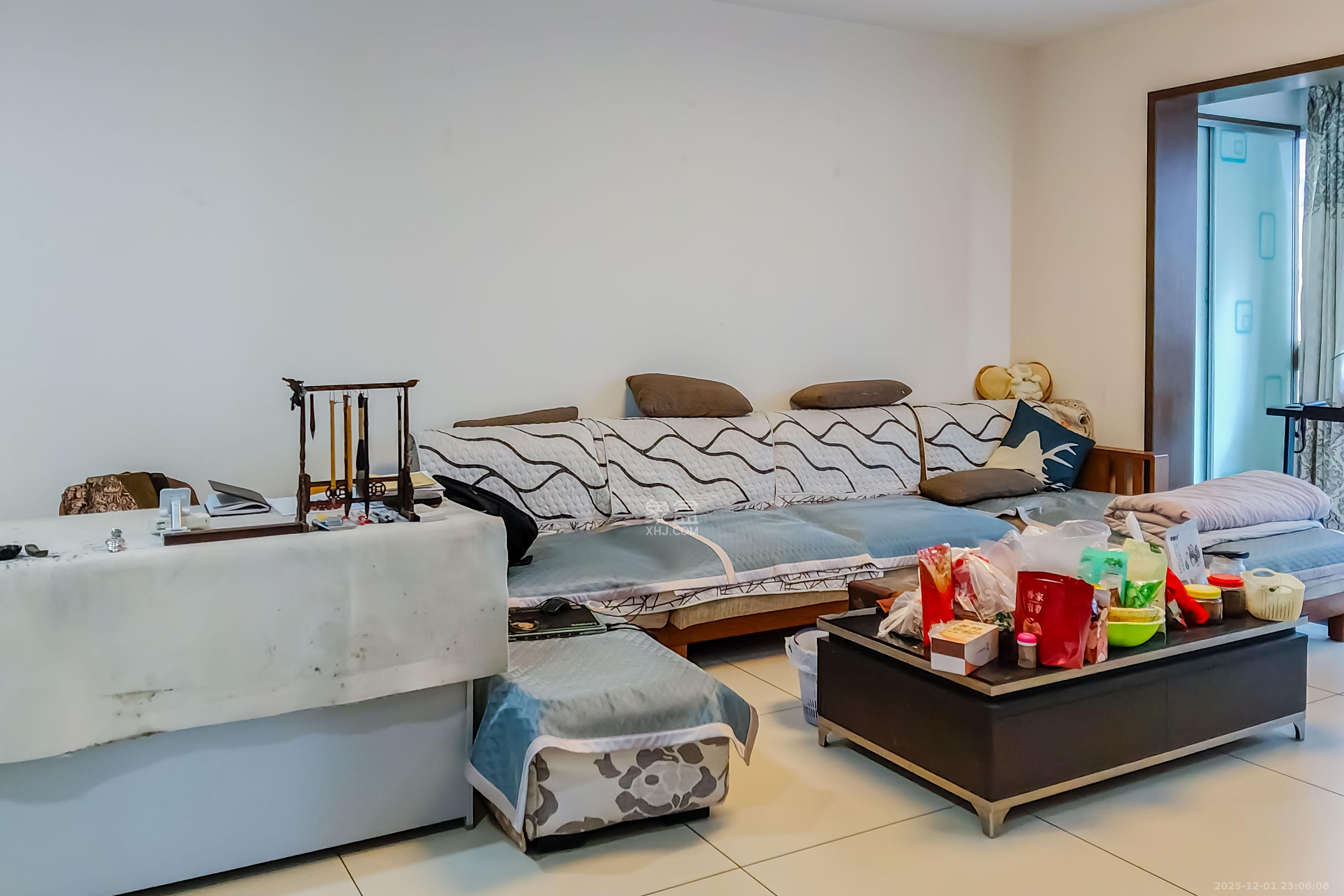 雅致名园  3室2厅2卫    218.0万客厅