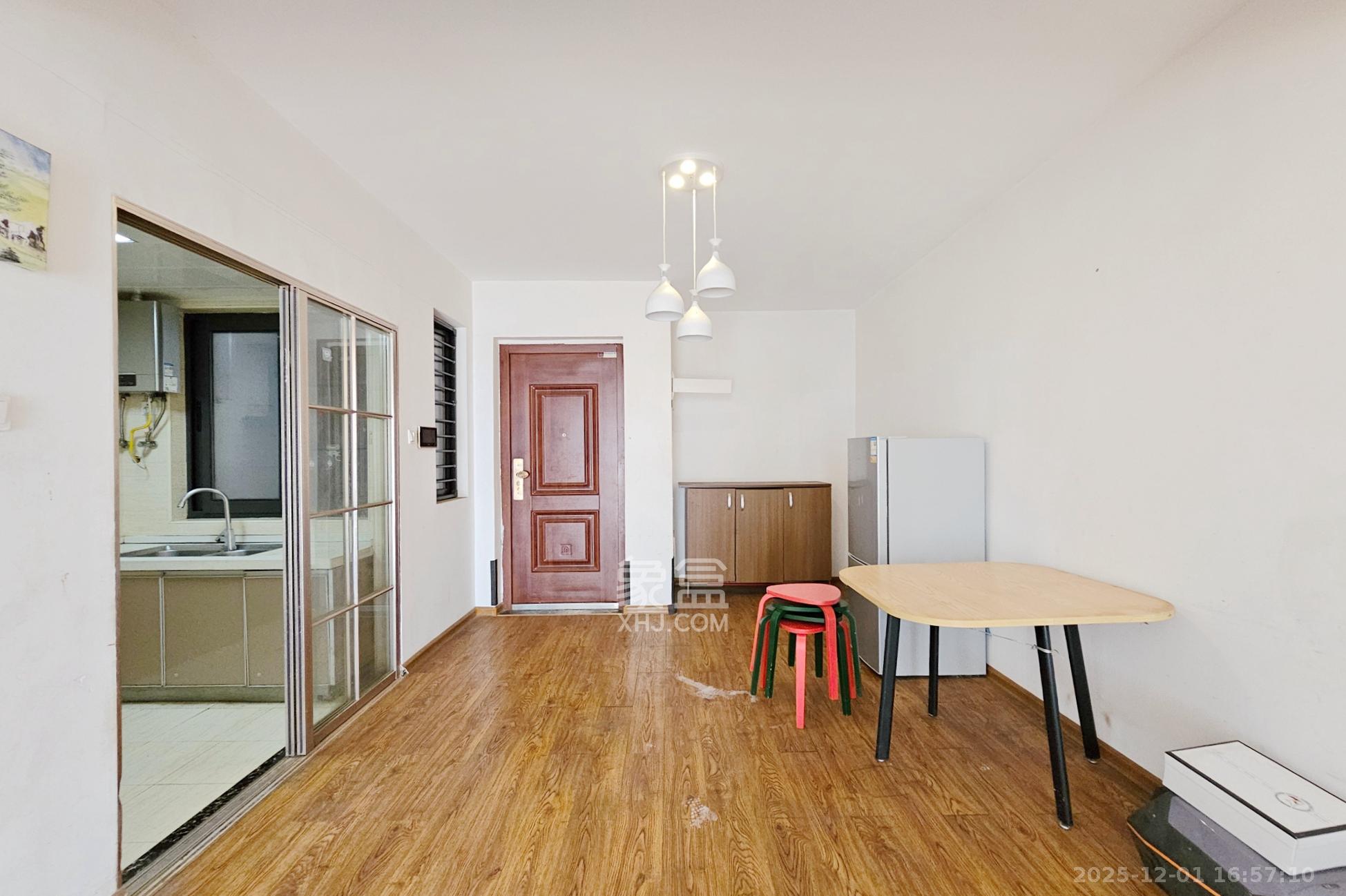 明昇壹城(明昇时代广场)一期 3室2厅1卫 150.0万 明昇壹城(明昇时代广场)一期 3室2厅1卫 150.0万客厅